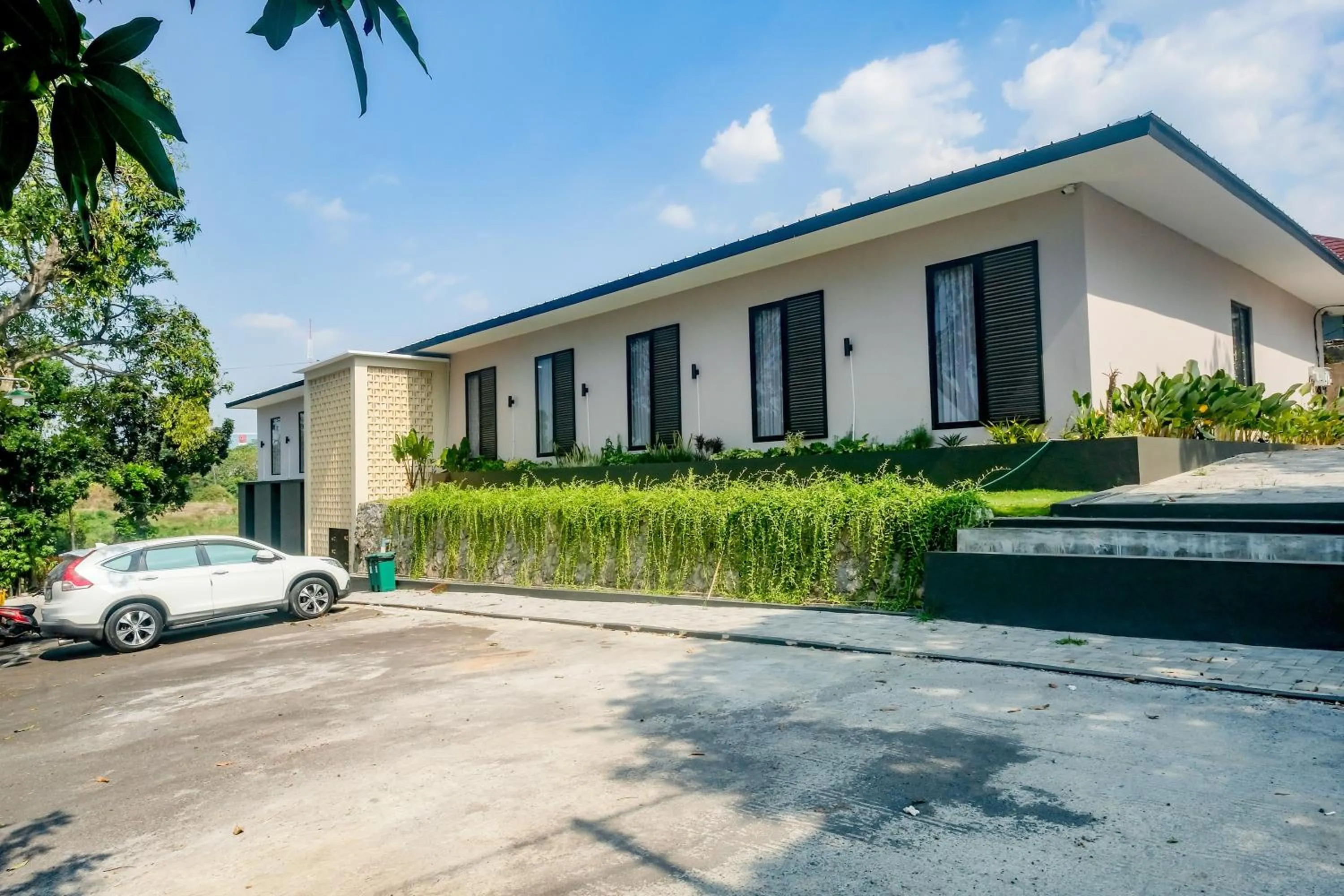 Parking in Urbanview Hotel JJ Bukitsari Semarang