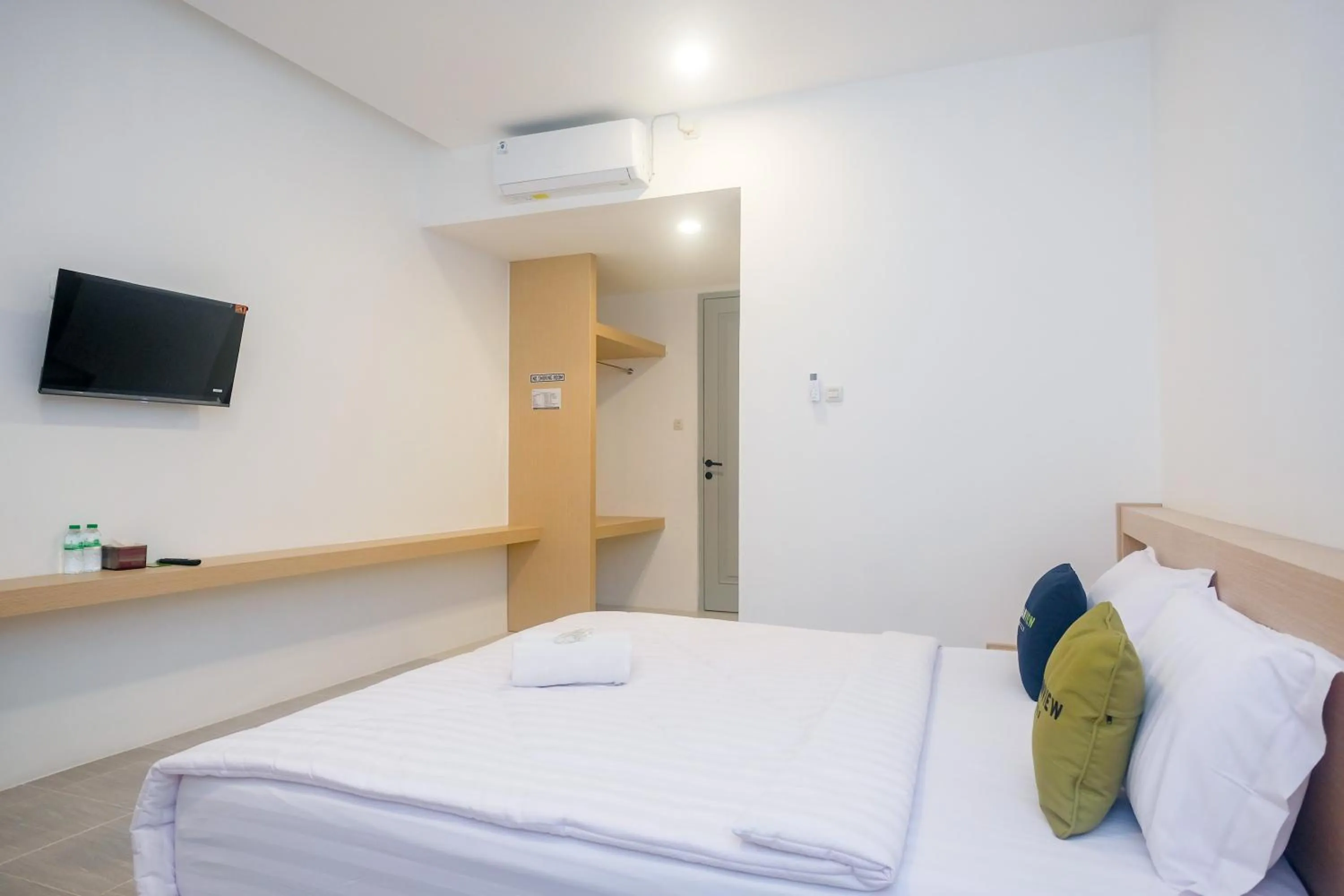 Bedroom, Bed in Urbanview Hotel JJ Bukitsari Semarang