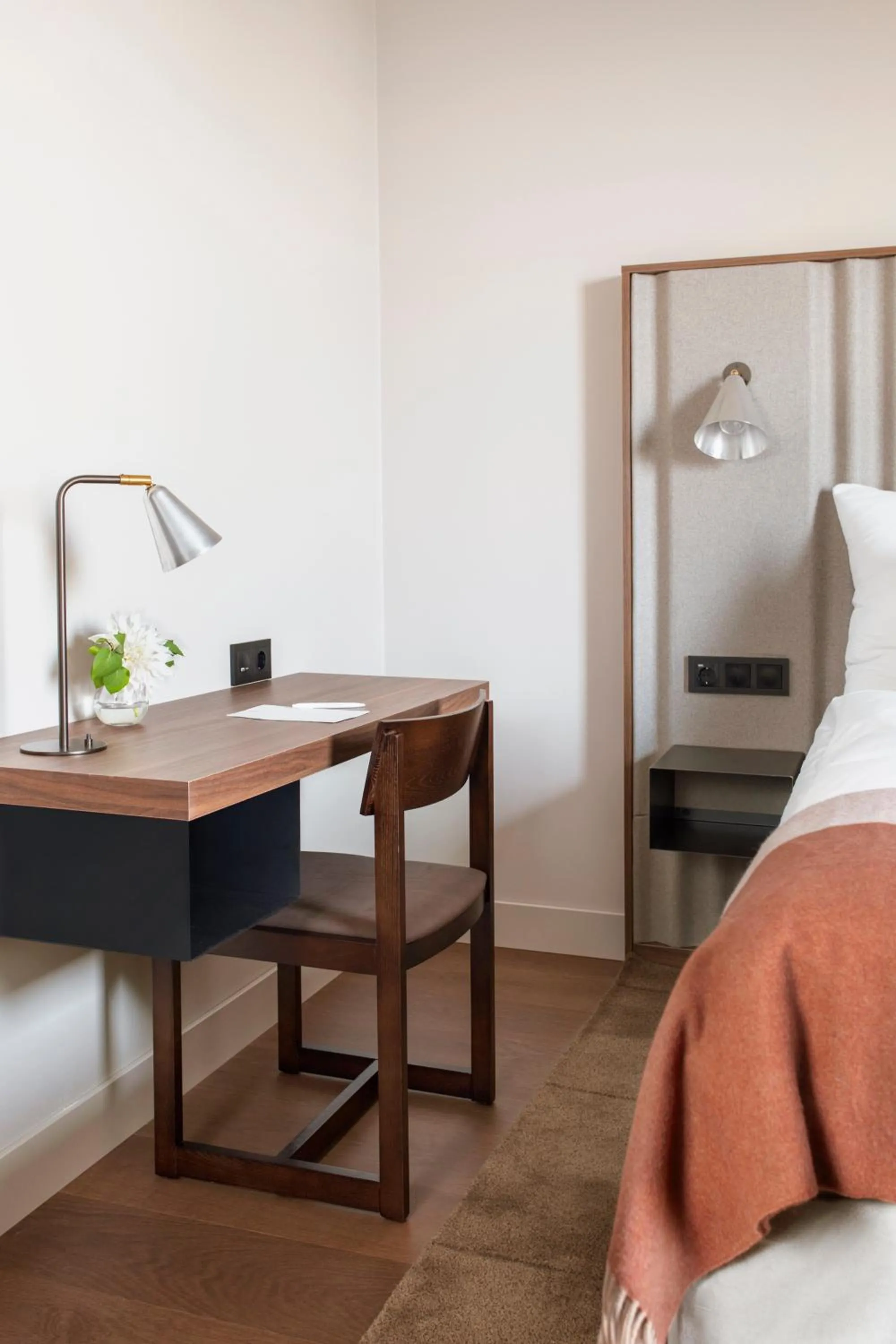 Seating area, Bed in Clarion Hotel Karlatornet