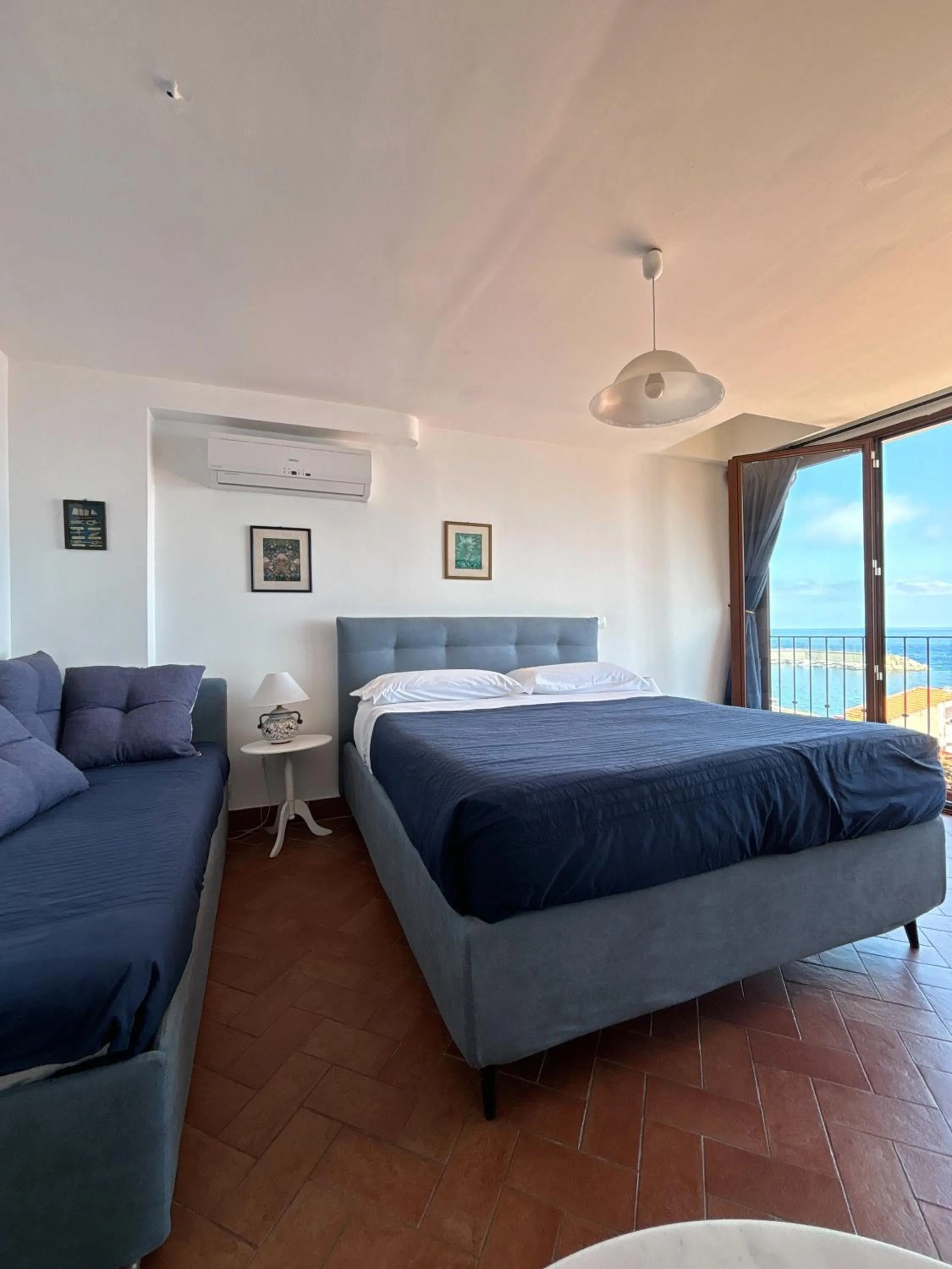 Photo of the whole room in B&B Chianalea 54