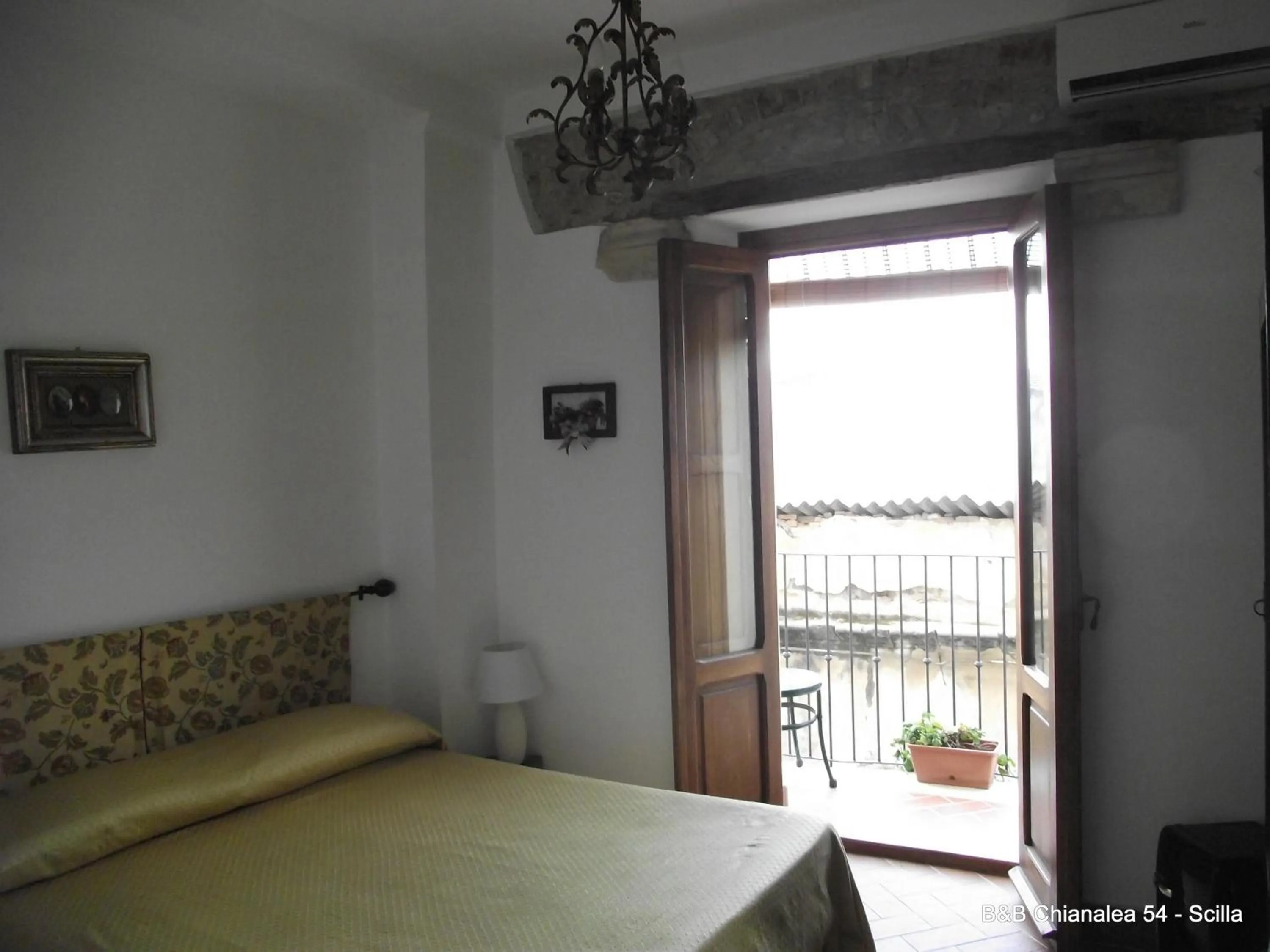 Photo of the whole room in B&B Chianalea 54