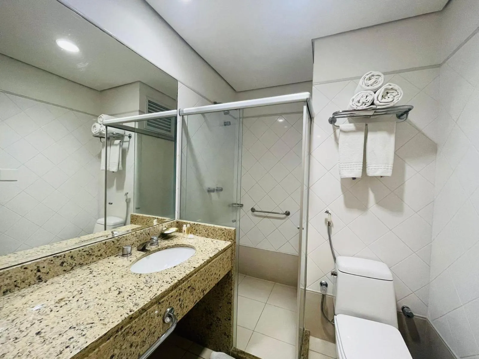 Shower in Luz Plaza São Paulo