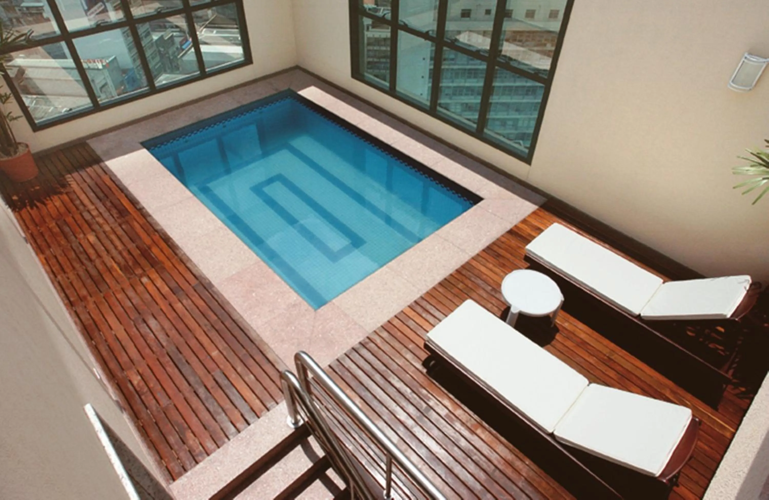 Swimming pool in Luz Plaza São Paulo