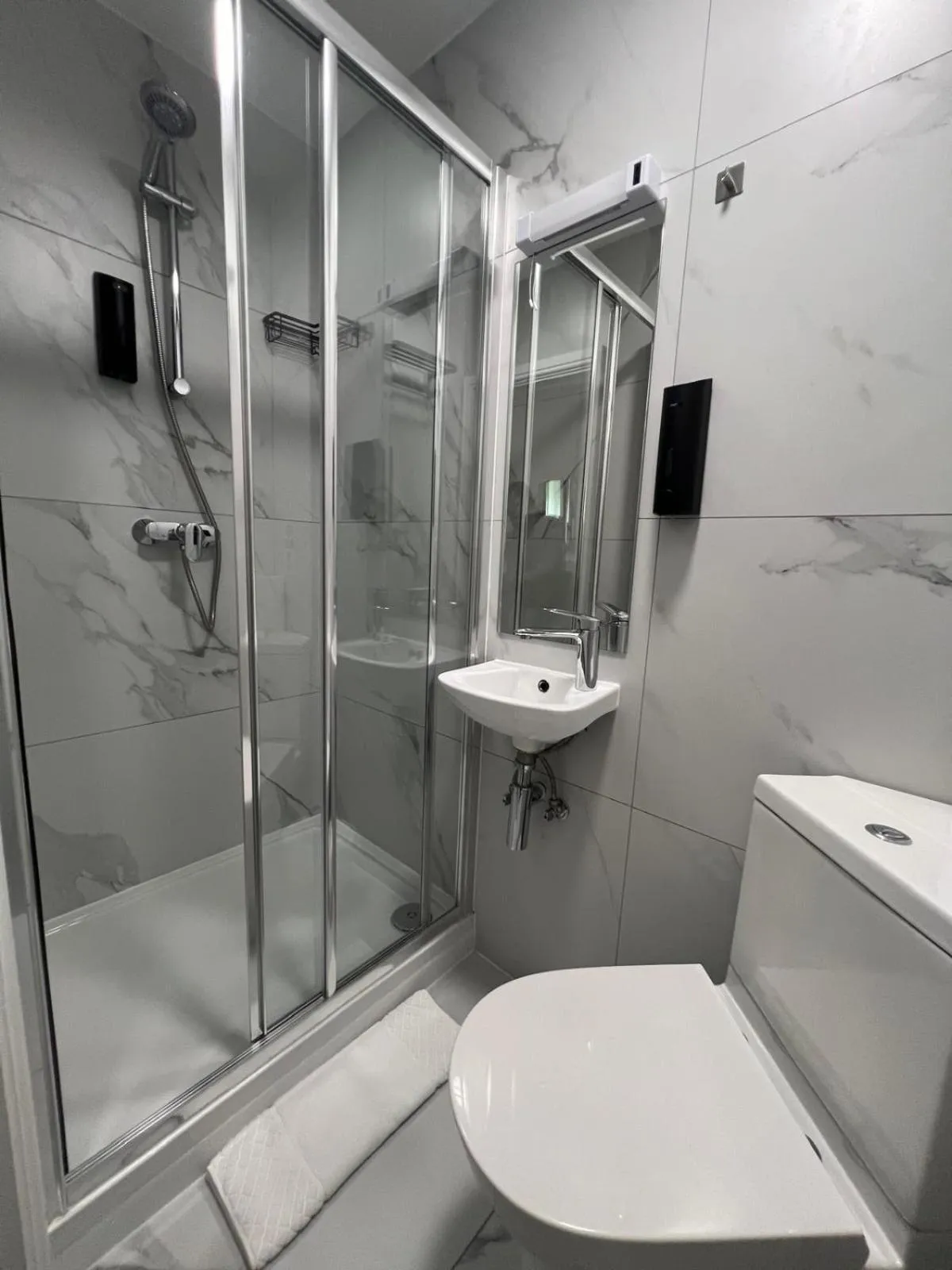 Shower in Tudor Court Hotel