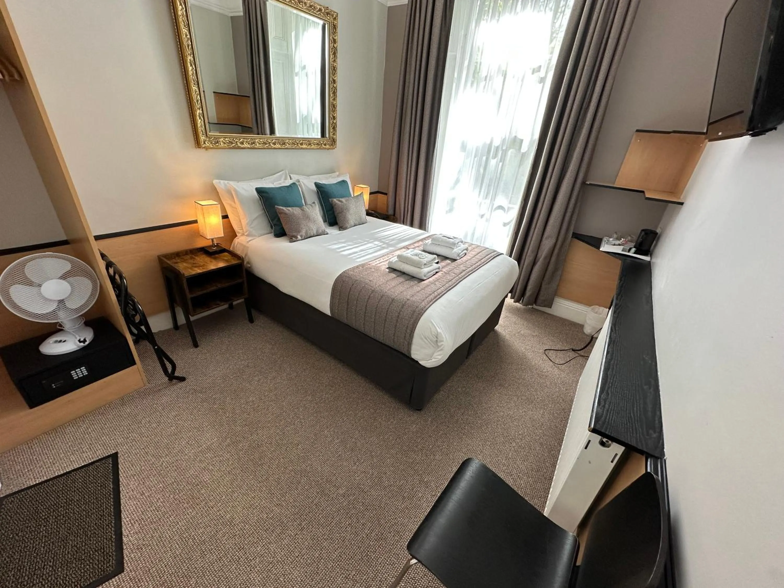 Photo of the whole room, Bed in Tudor Court Hotel