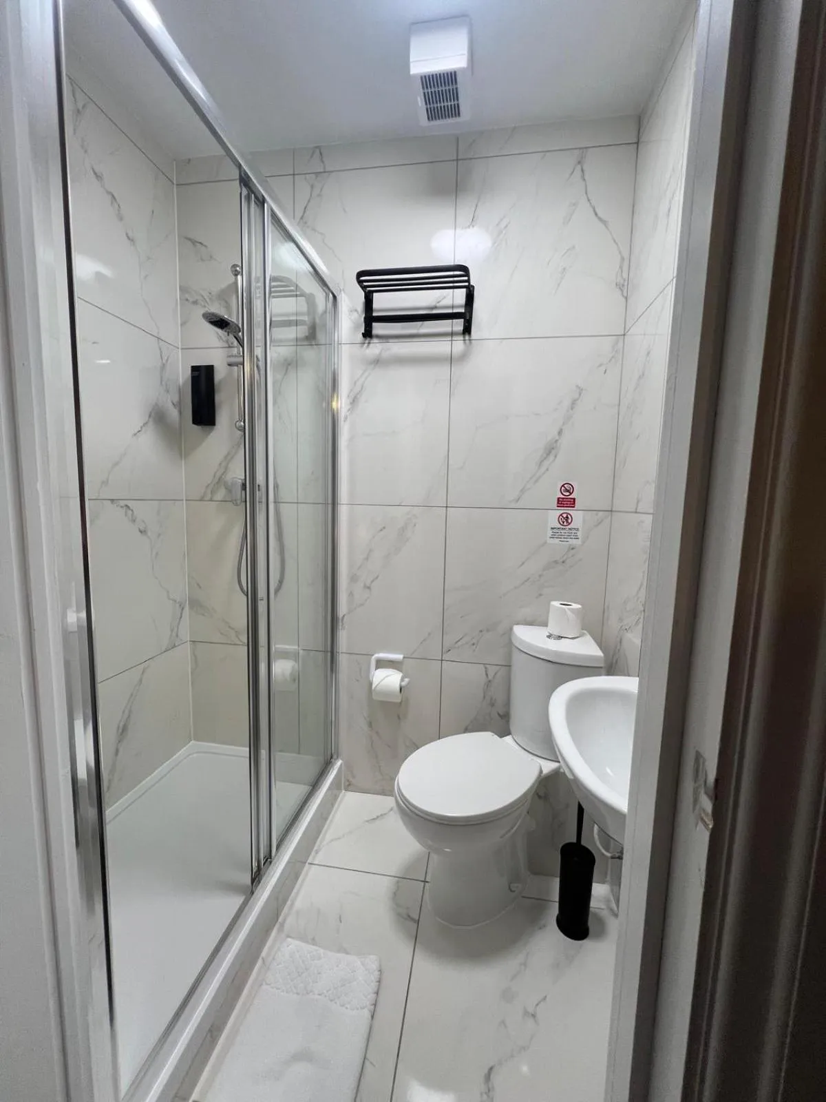 Shower in Tudor Court Hotel