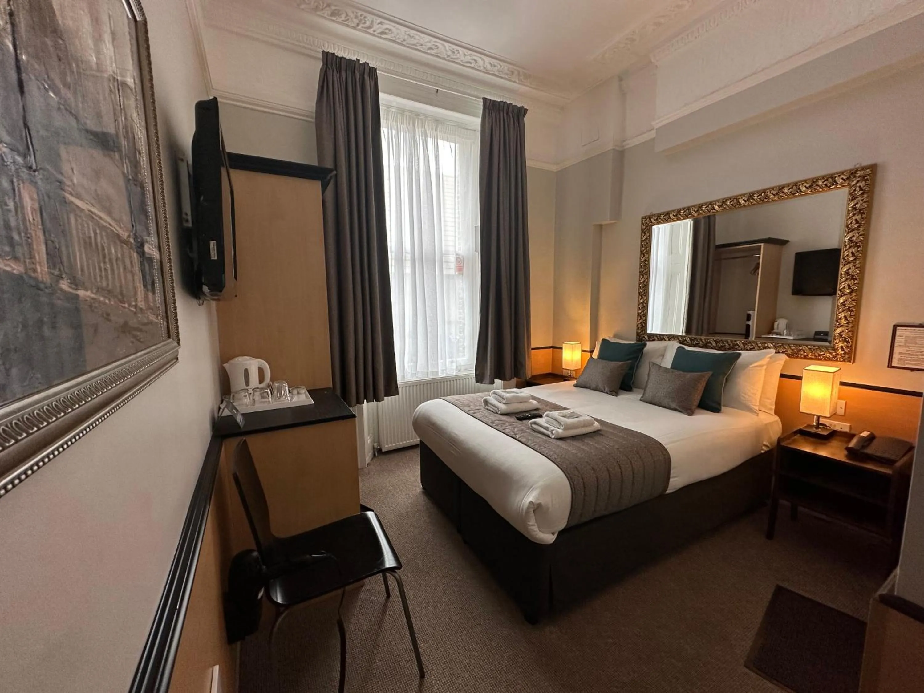 Photo of the whole room, Bed in Tudor Court Hotel