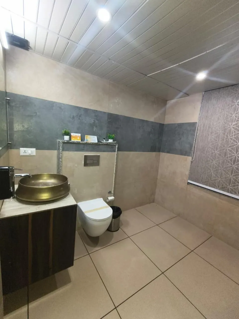 Bathroom in Aliza Inn And Suites By SRS Hotels