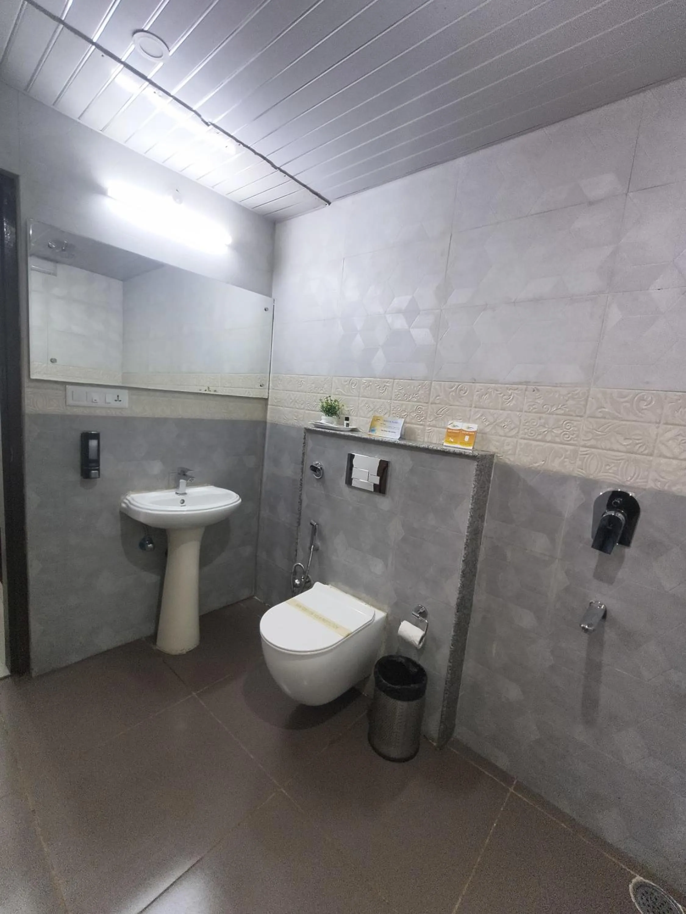 Bathroom in Aliza Inn And Suites By SRS Hotels