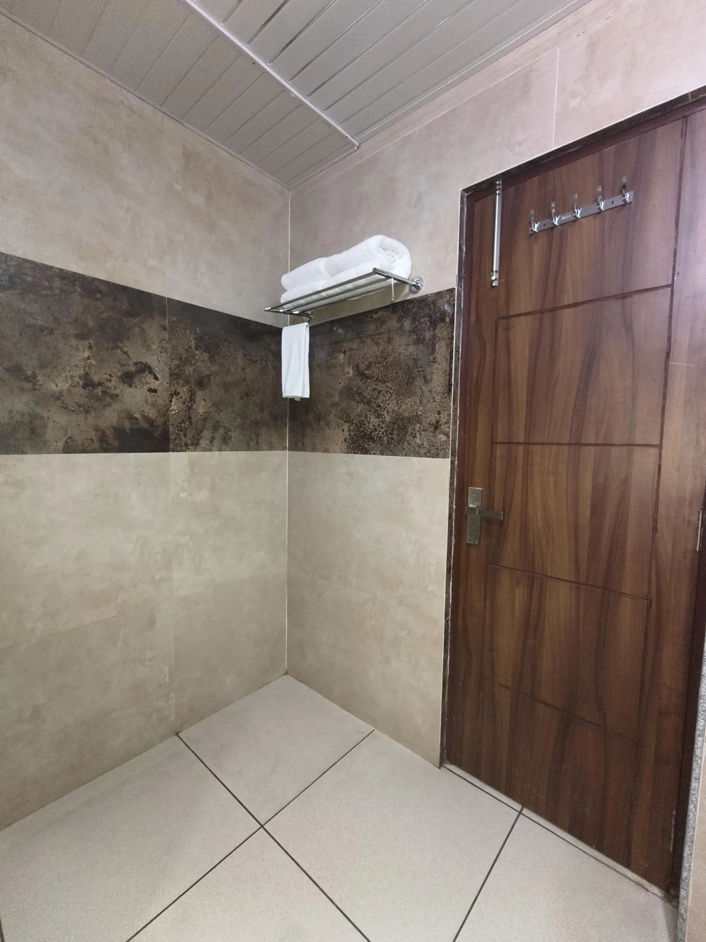 Bathroom in Aliza Inn And Suites By SRS Hotels