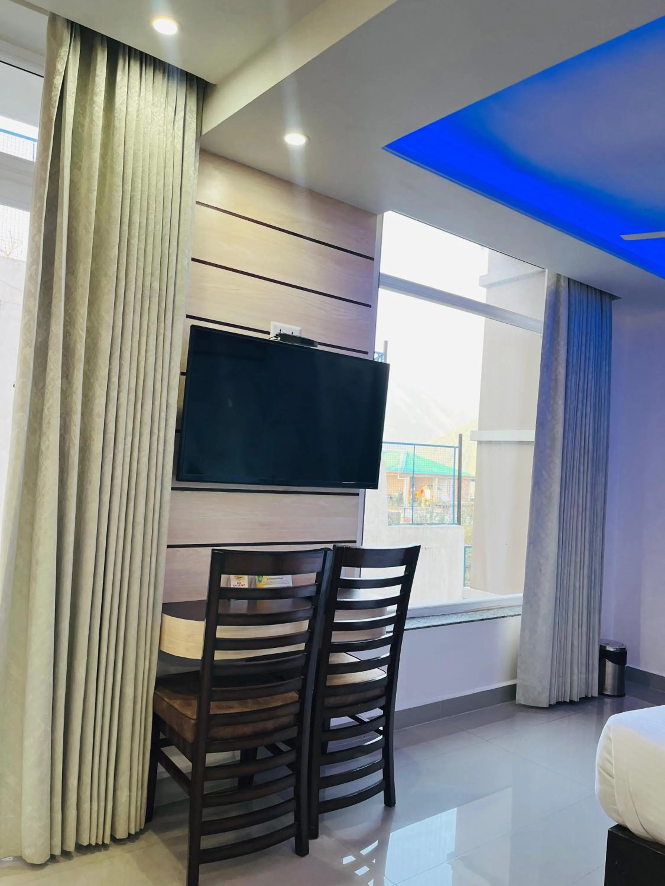 TV and multimedia, Bed in Aliza Inn And Suites By SRS Hotels