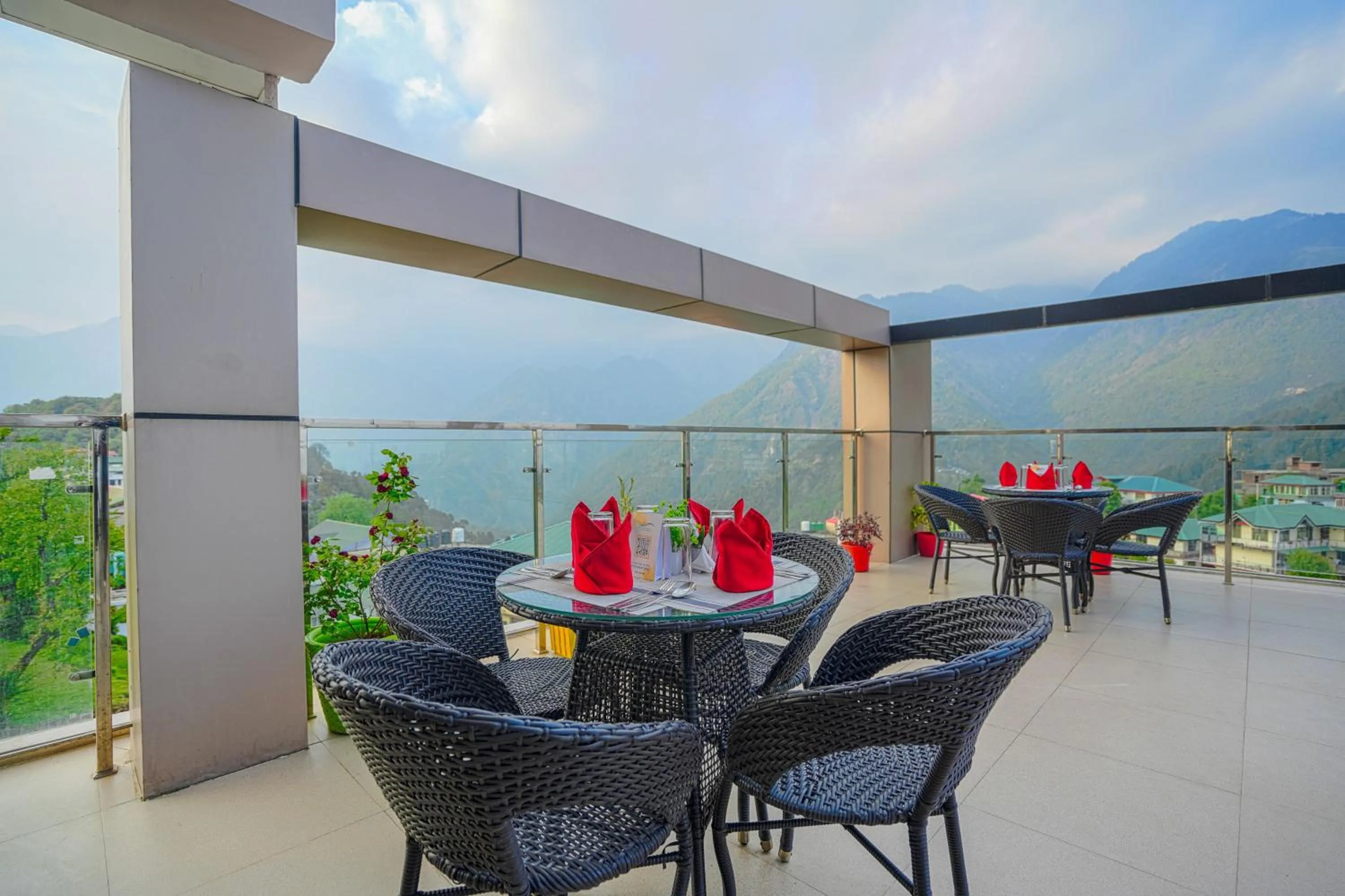 Restaurant/places to eat in Aliza Inn And Suites By SRS Hotels