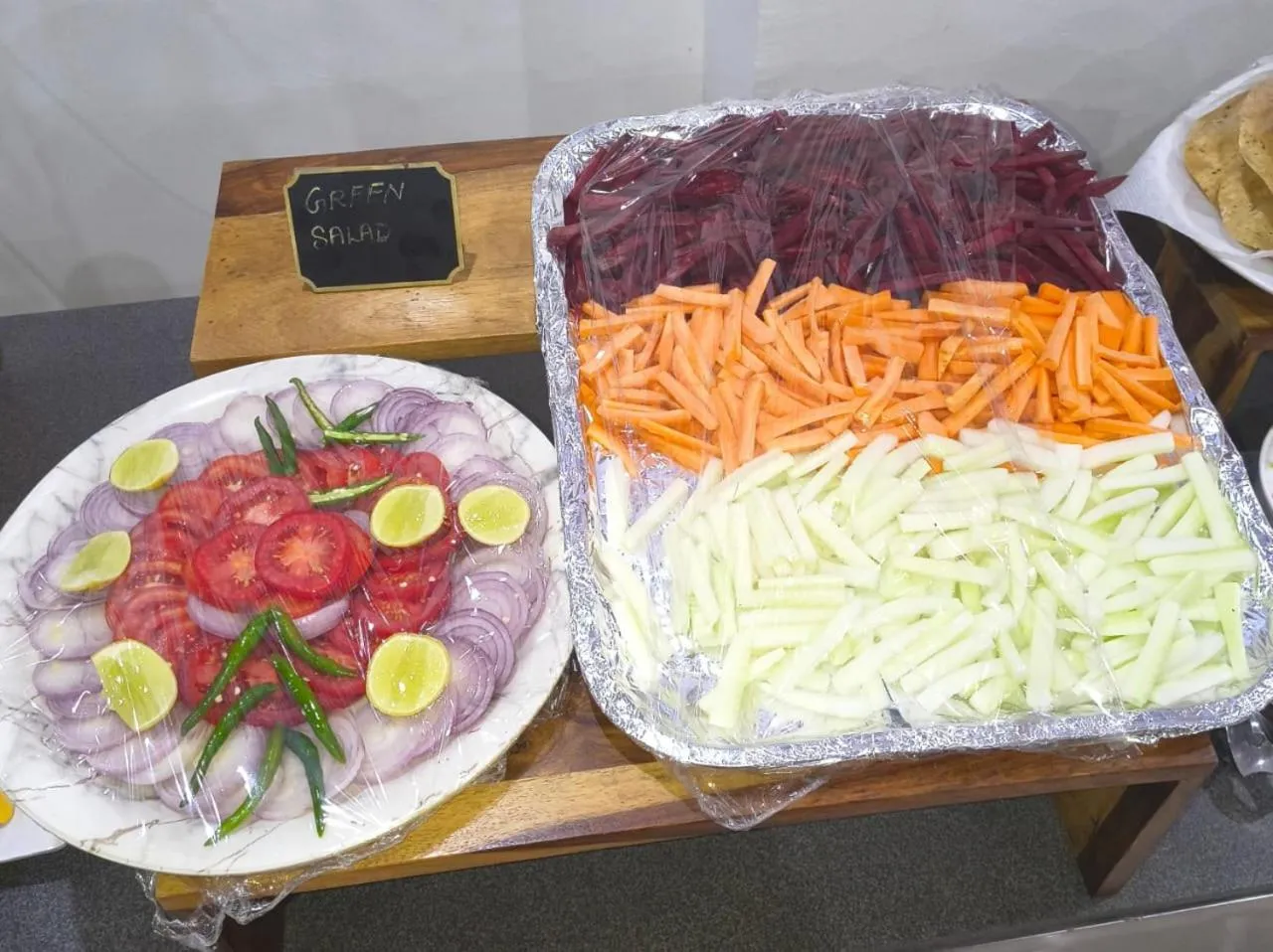 Restaurant/places to eat in Aliza Inn And Suites By SRS Hotels