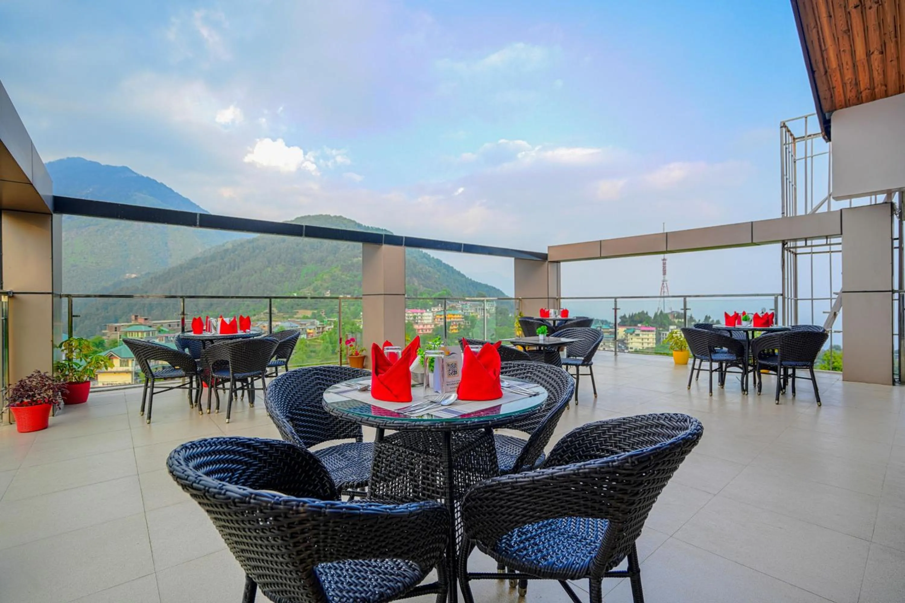 Restaurant/places to eat in Aliza Inn And Suites By SRS Hotels