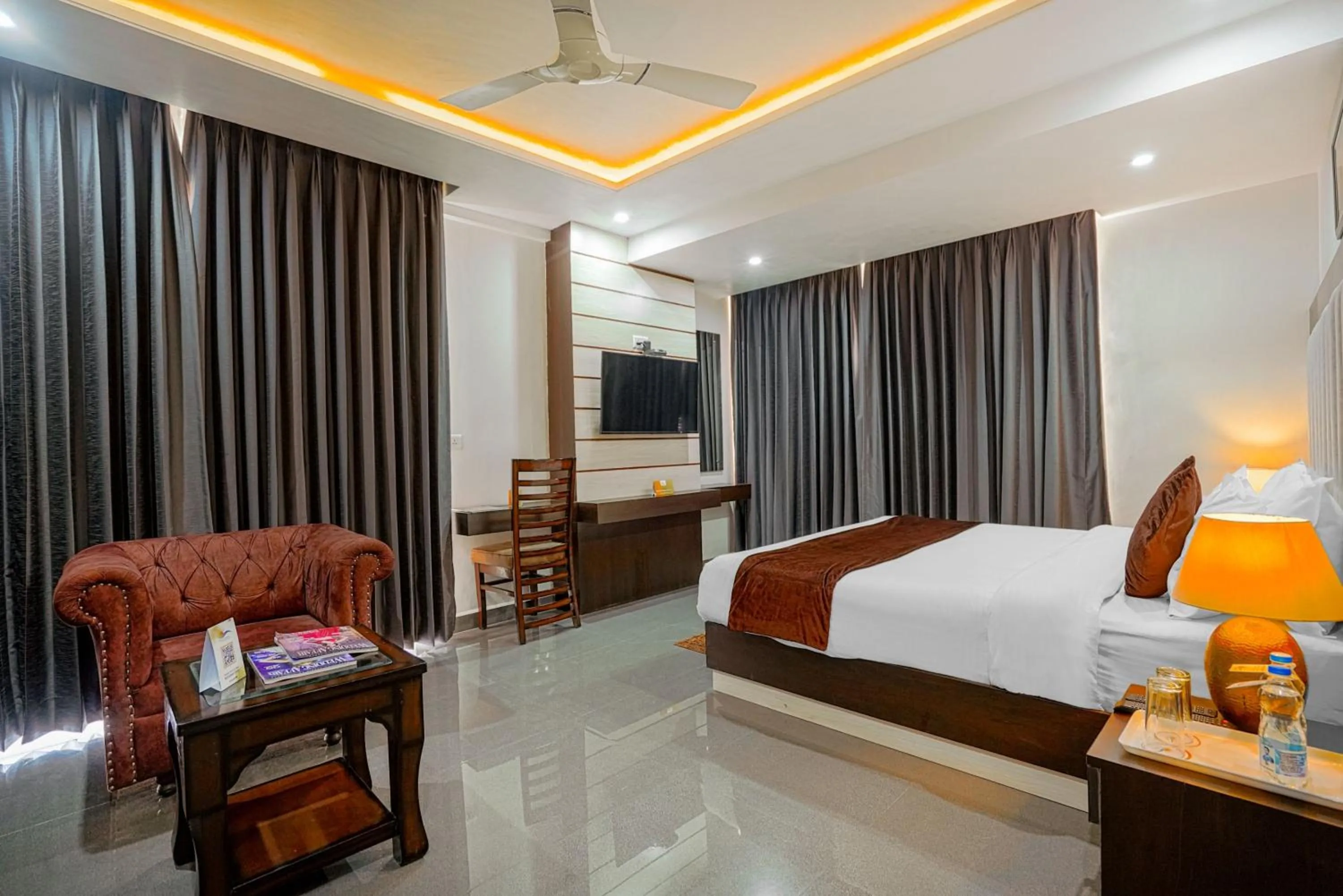 TV and multimedia, Bed in Aliza Inn And Suites By SRS Hotels