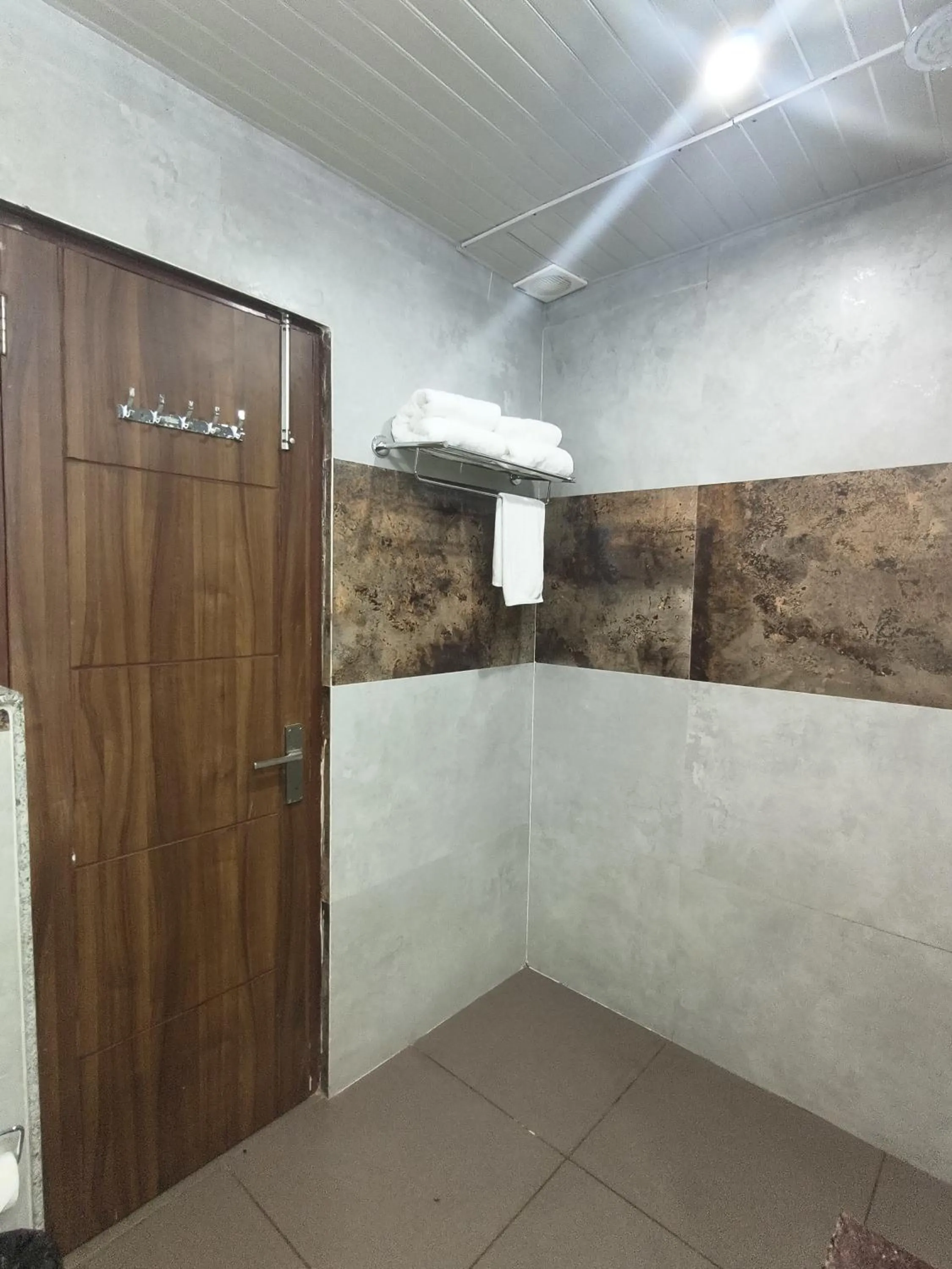Bathroom in Aliza Inn And Suites By SRS Hotels