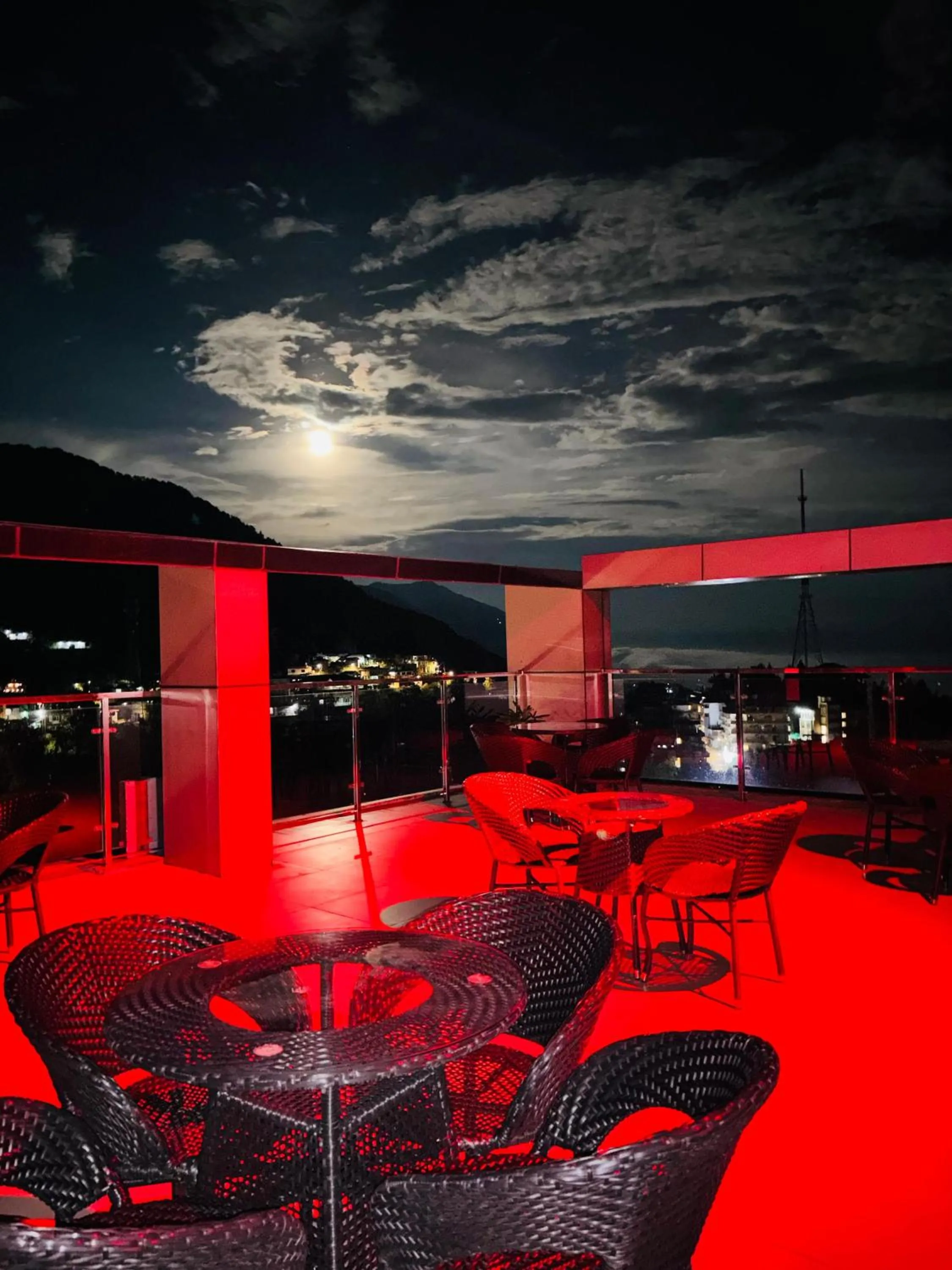 Restaurant/places to eat in Aliza Inn And Suites By SRS Hotels