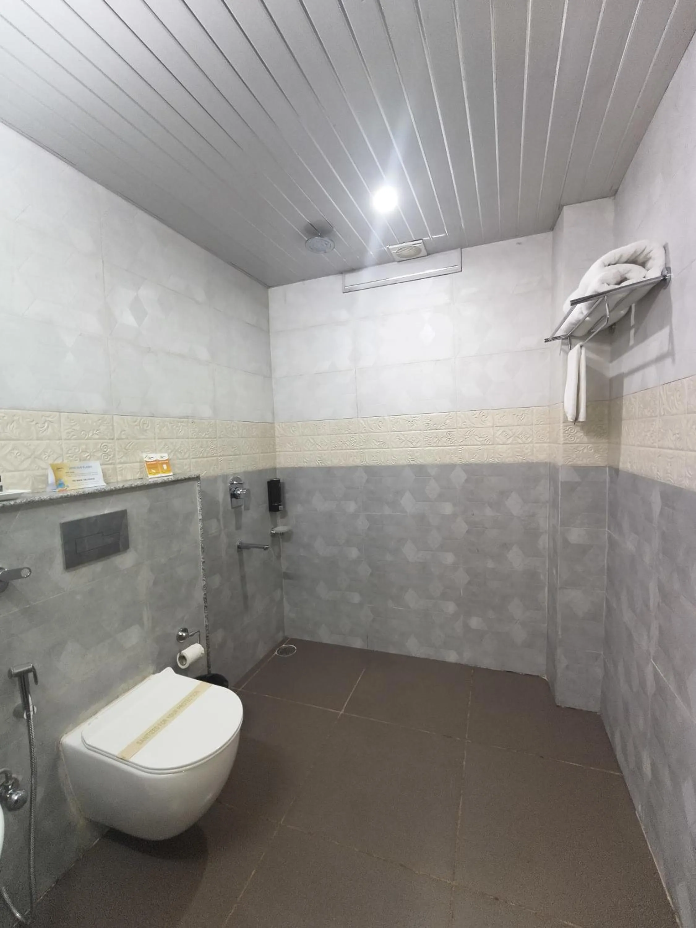 Toilet in Aliza Inn And Suites By SRS Hotels