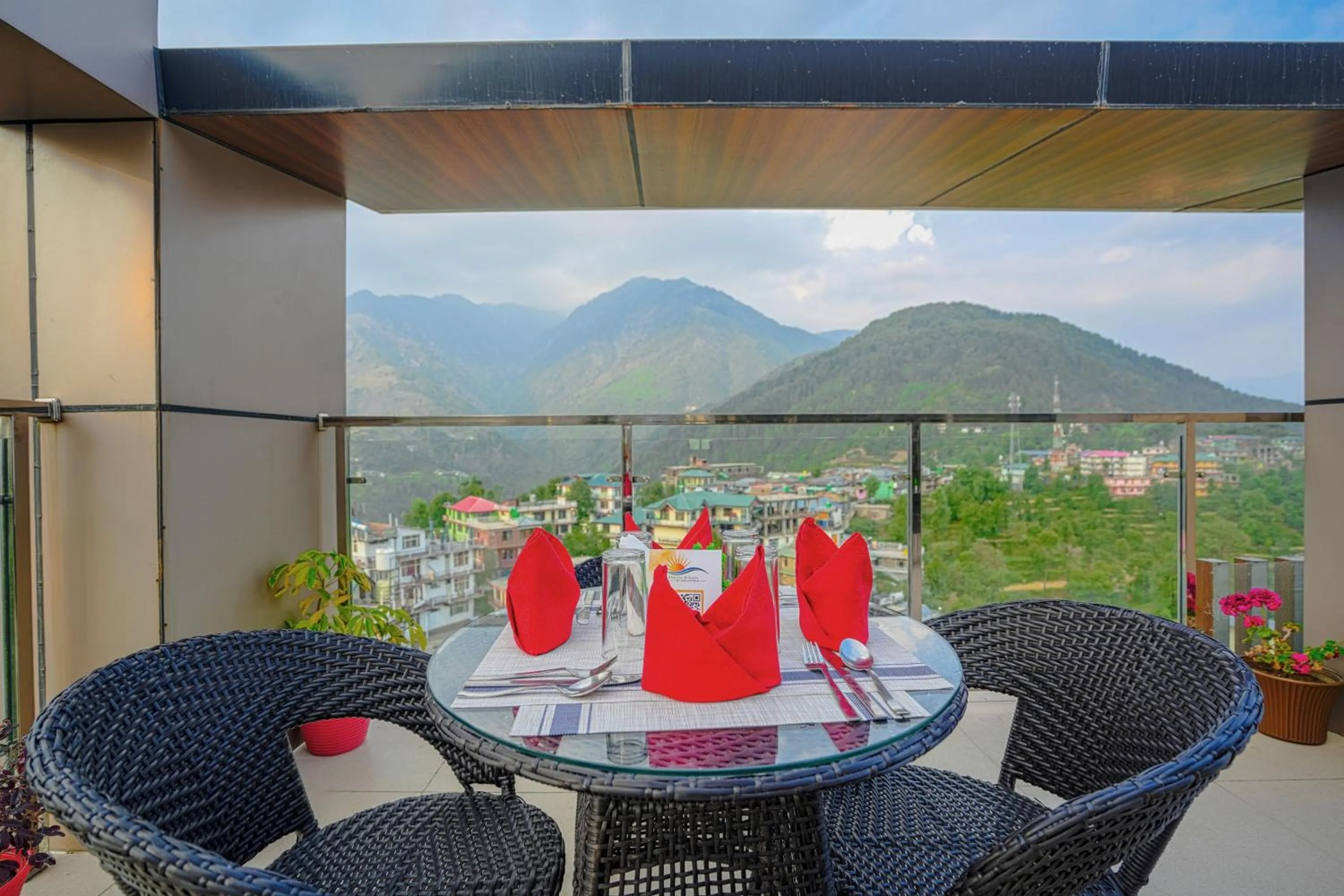 Restaurant/places to eat in Aliza Inn And Suites By SRS Hotels