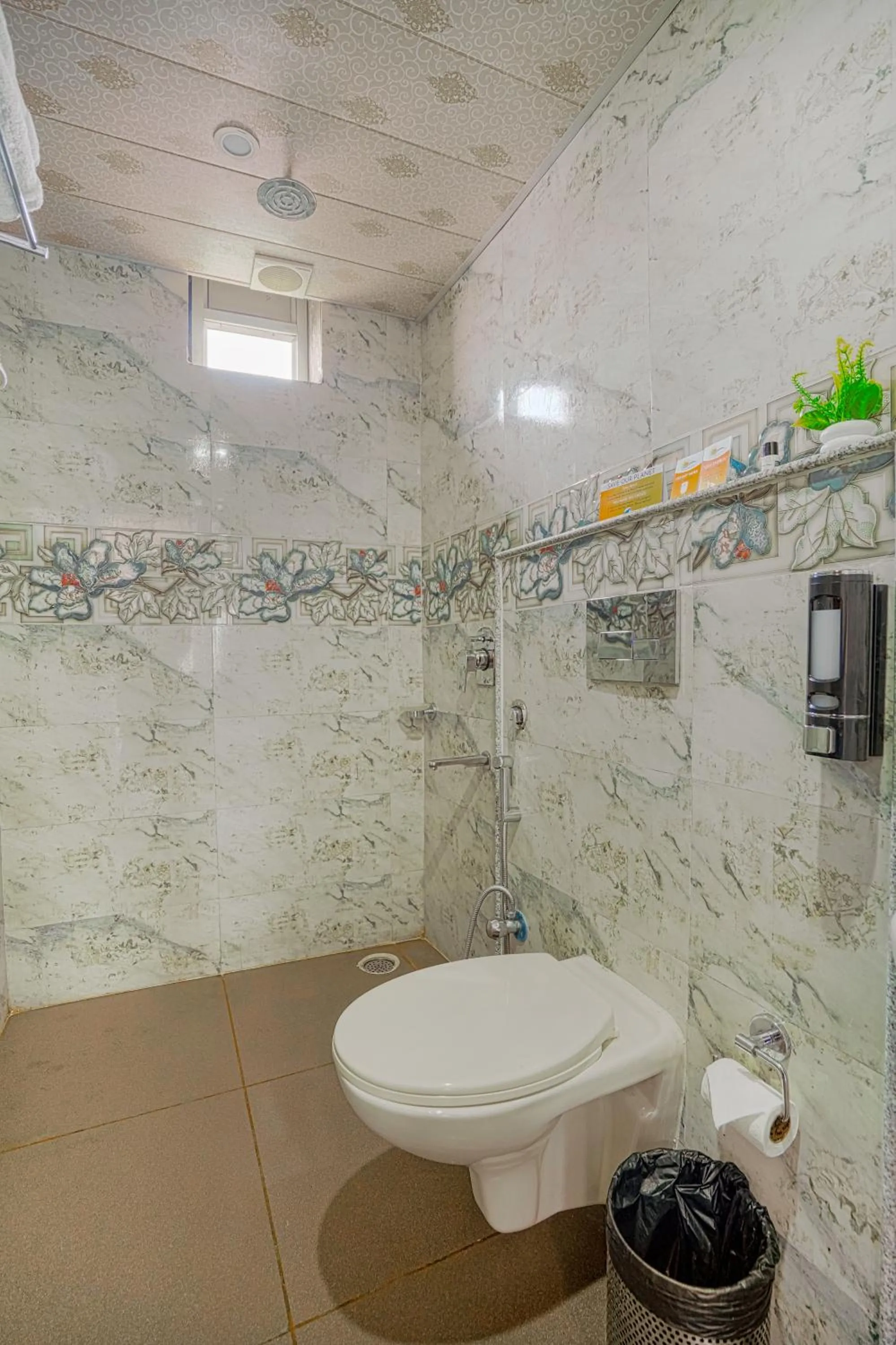 Bathroom in Aliza Inn And Suites By SRS Hotels