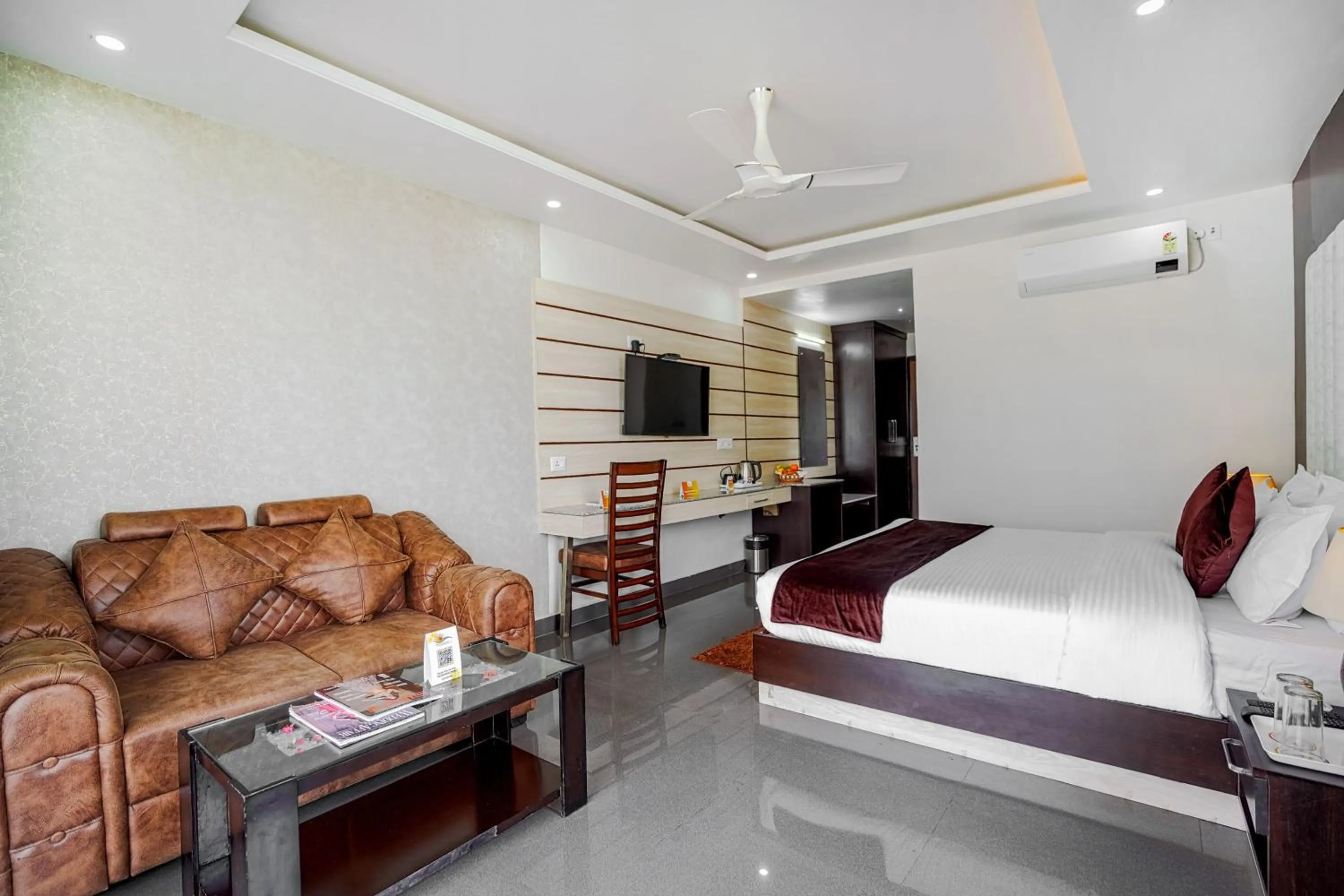 Bed in Aliza Inn And Suites By SRS Hotels