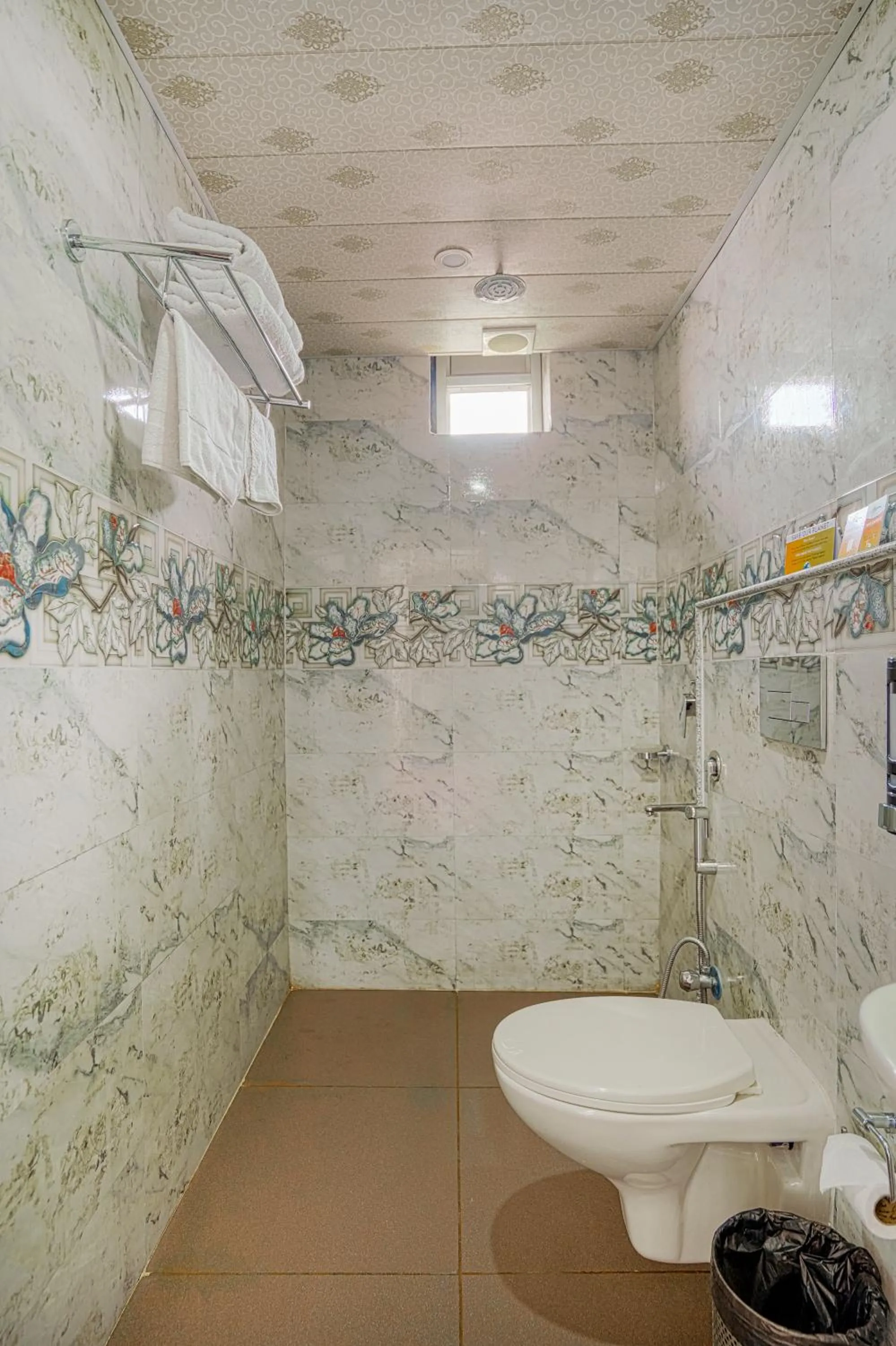 Toilet in Aliza Inn And Suites By SRS Hotels