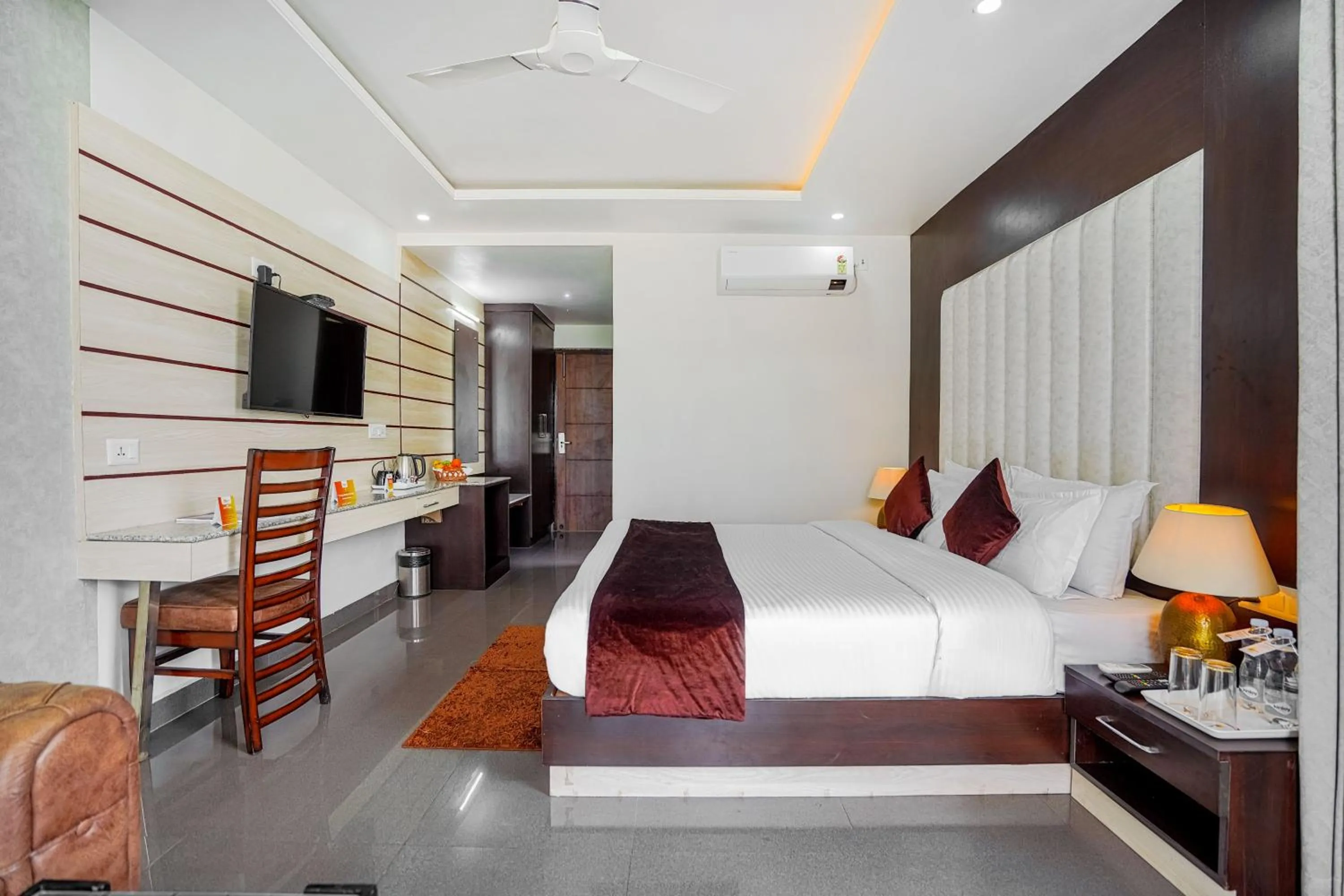 Photo of the whole room, Bed in Aliza Inn And Suites By SRS Hotels