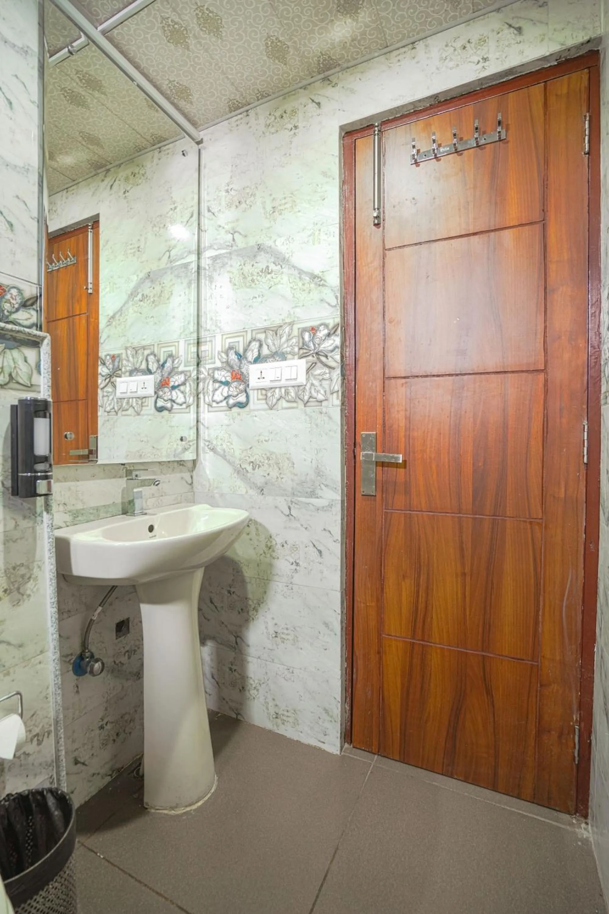 Bathroom in Aliza Inn And Suites By SRS Hotels