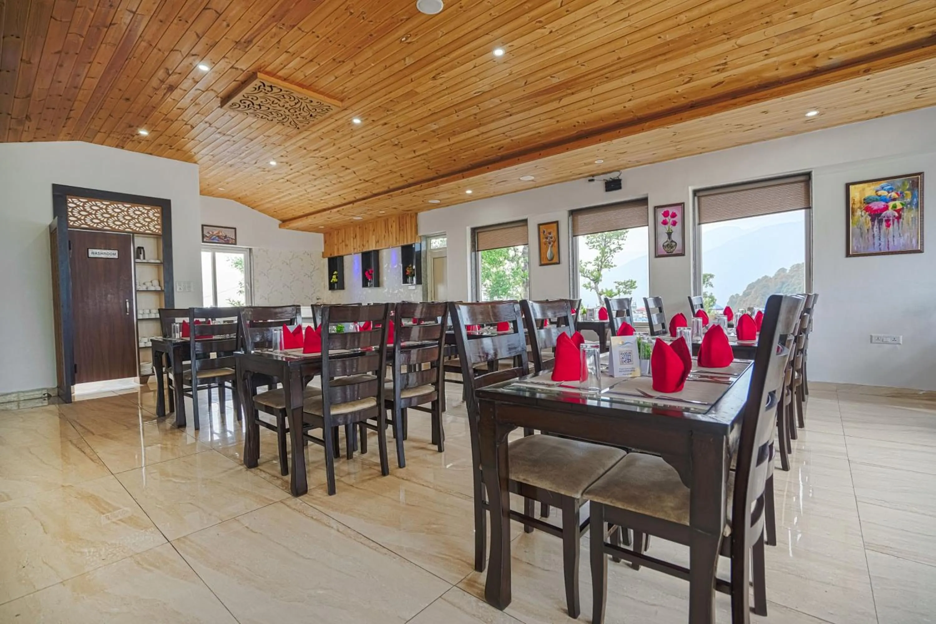 Restaurant/places to eat in Aliza Inn And Suites By SRS Hotels