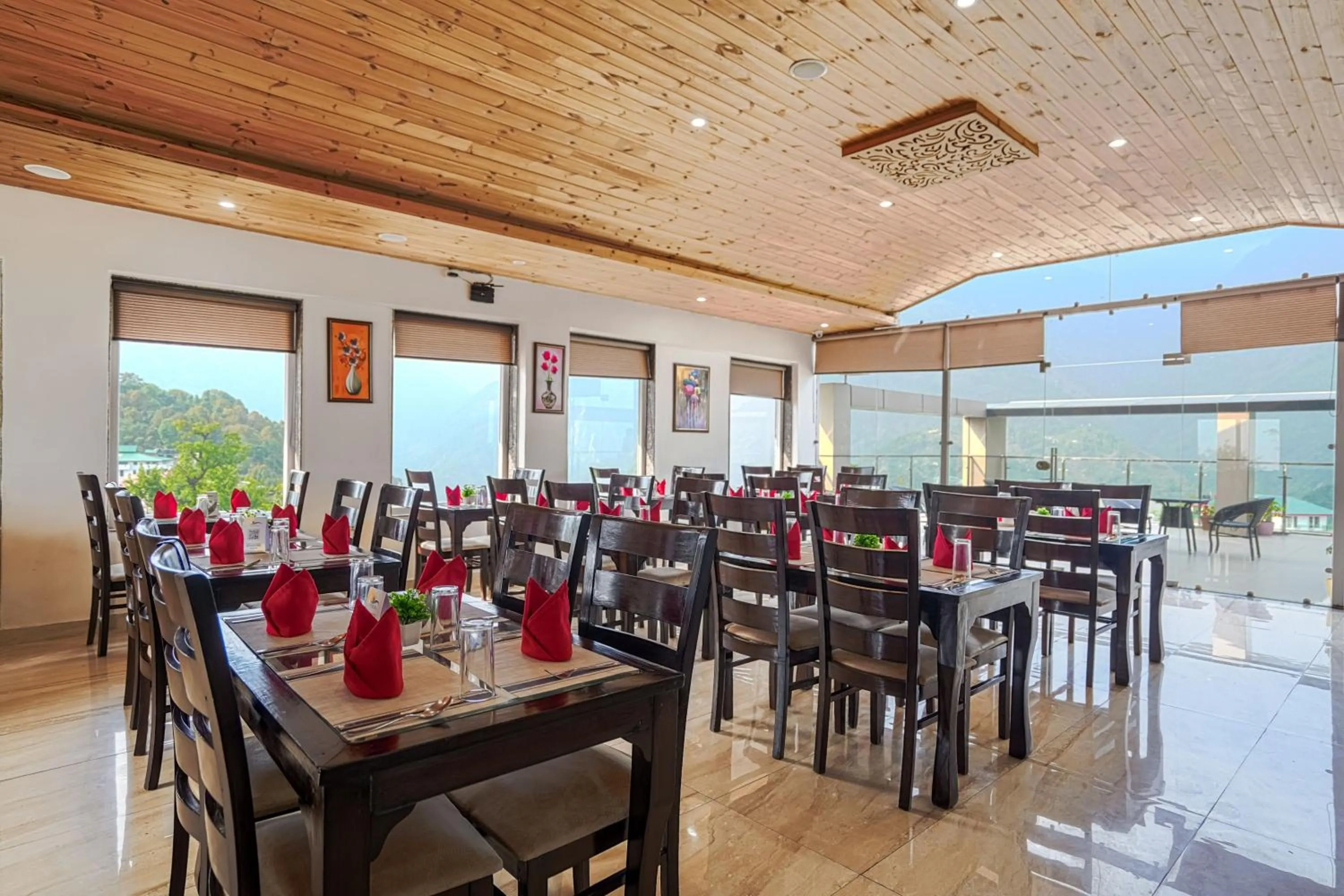 Restaurant/places to eat in Aliza Inn And Suites By SRS Hotels