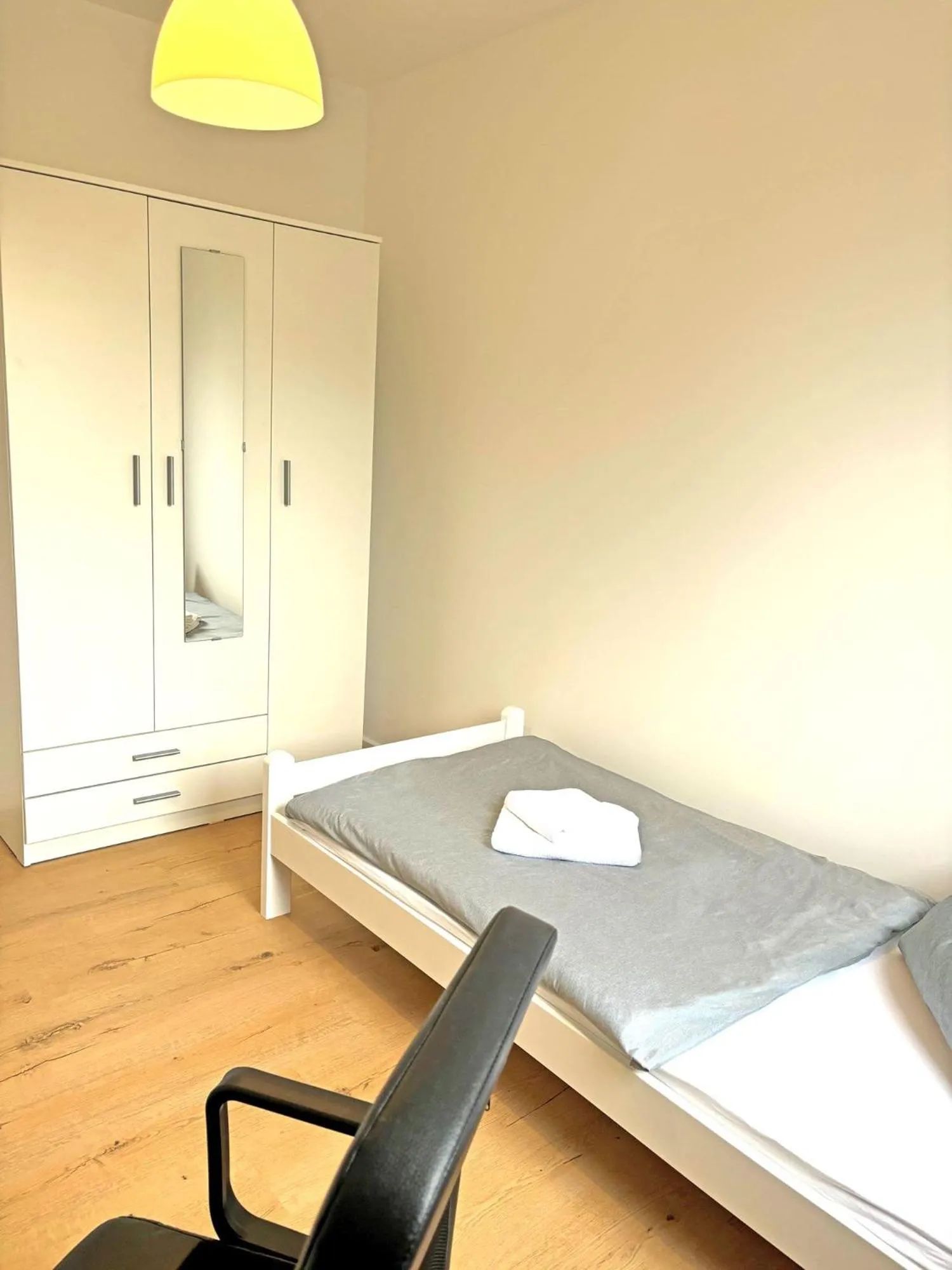 Photo of the whole room, Bed in Hammerhotel Apartments Halle Saale