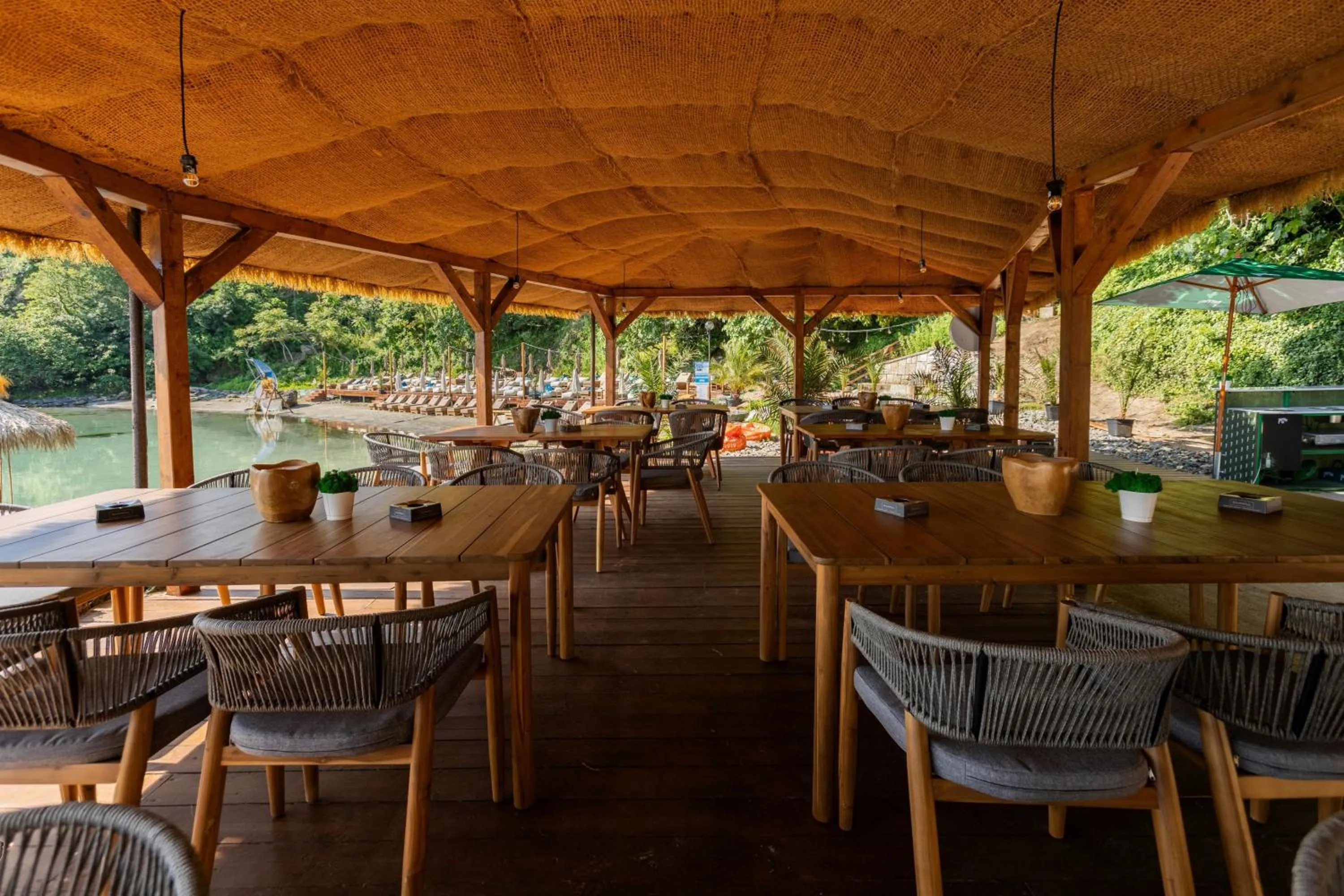 Restaurant/places to eat in PARADISE Bay Hotel