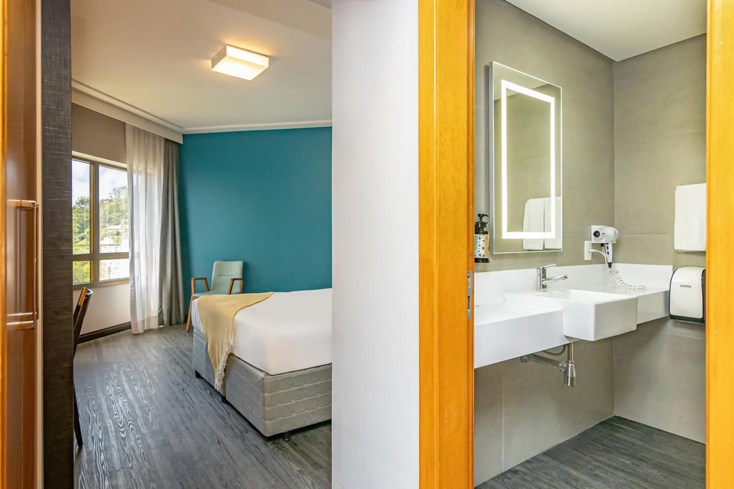 Photo of the whole room, Bed in Mercure Florianópolis