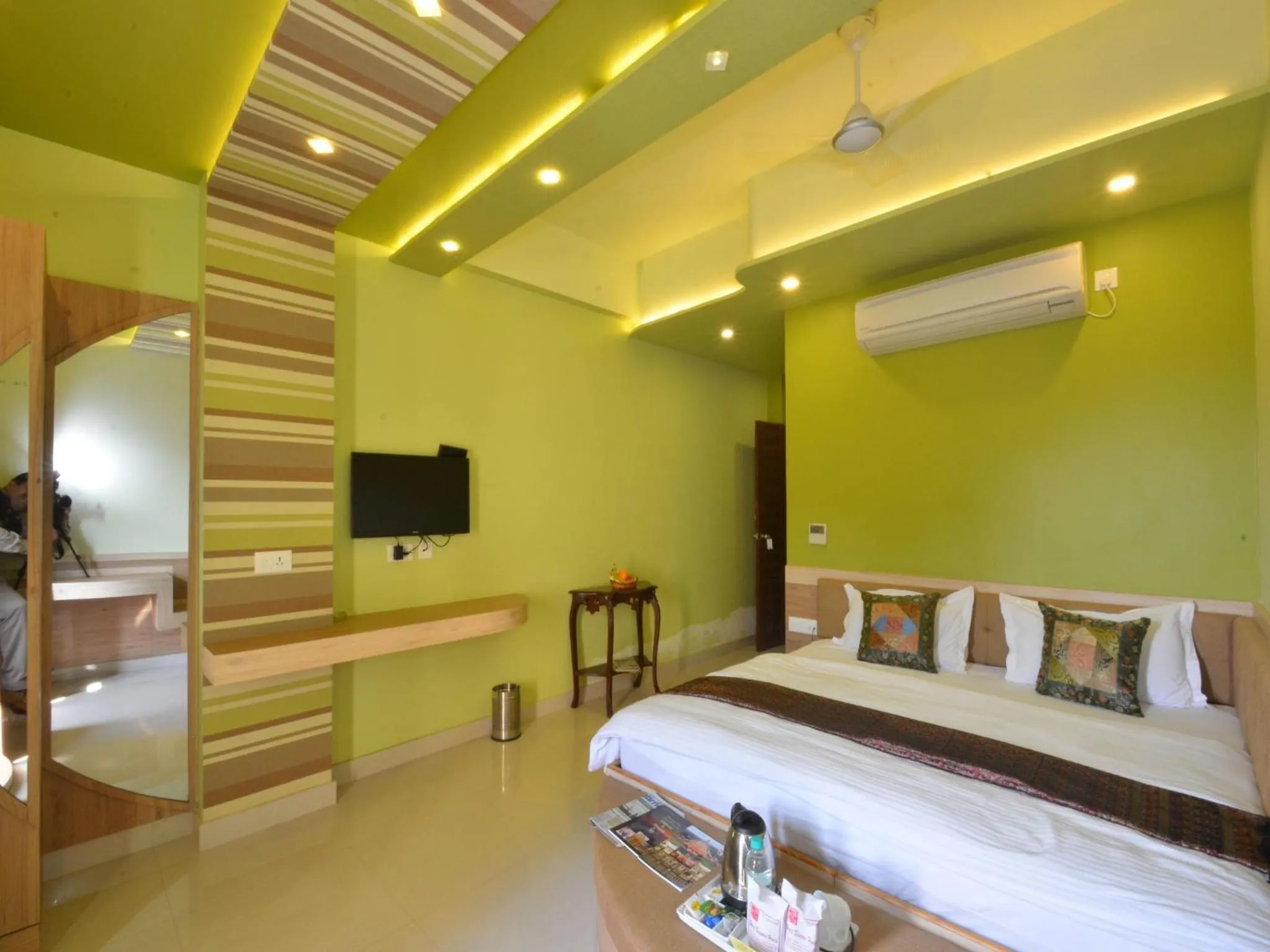 Bathroom, Bed in Hotel Banaras Haveli