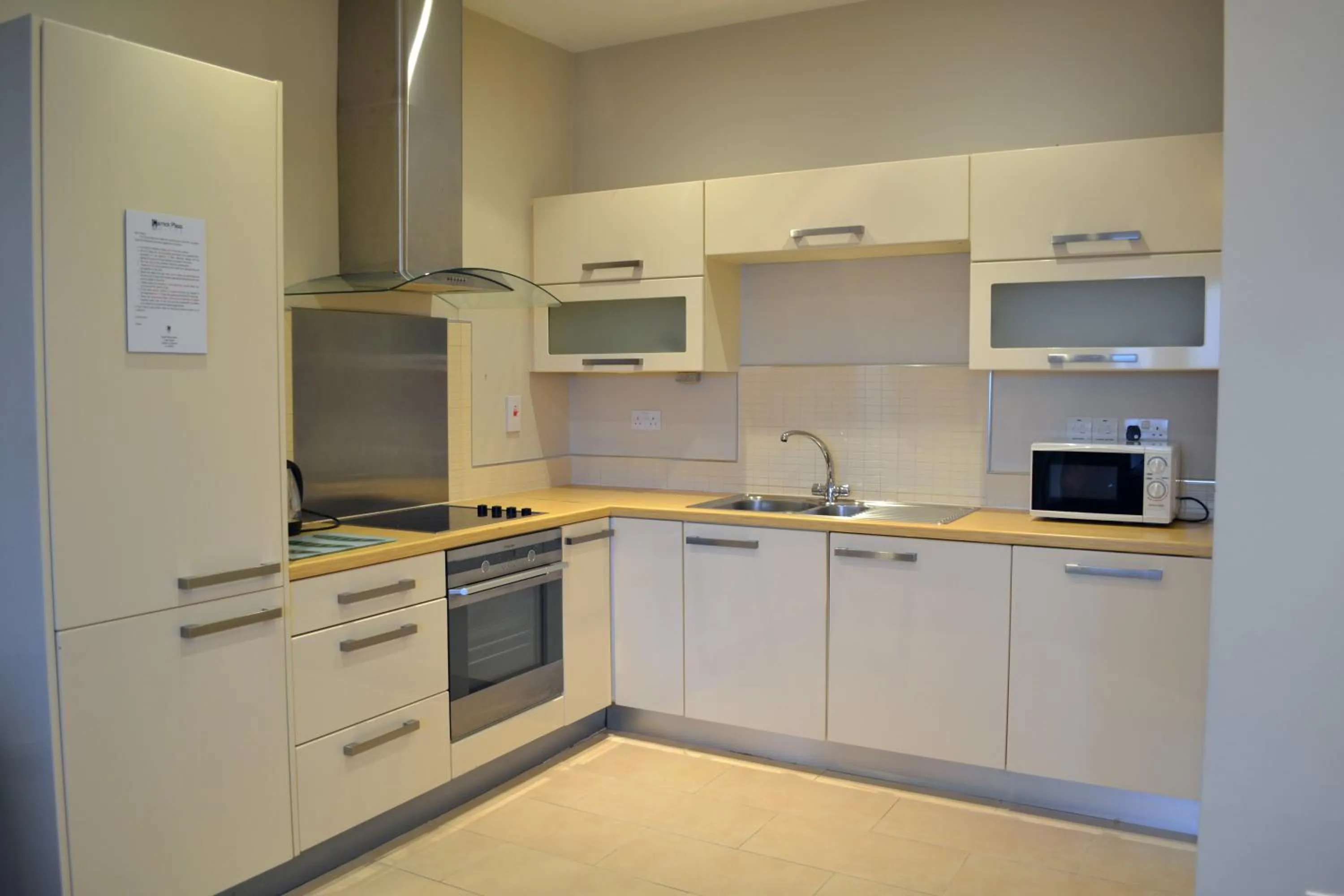 Kitchen or kitchenette in Carrick Plaza Suites and Apartments
