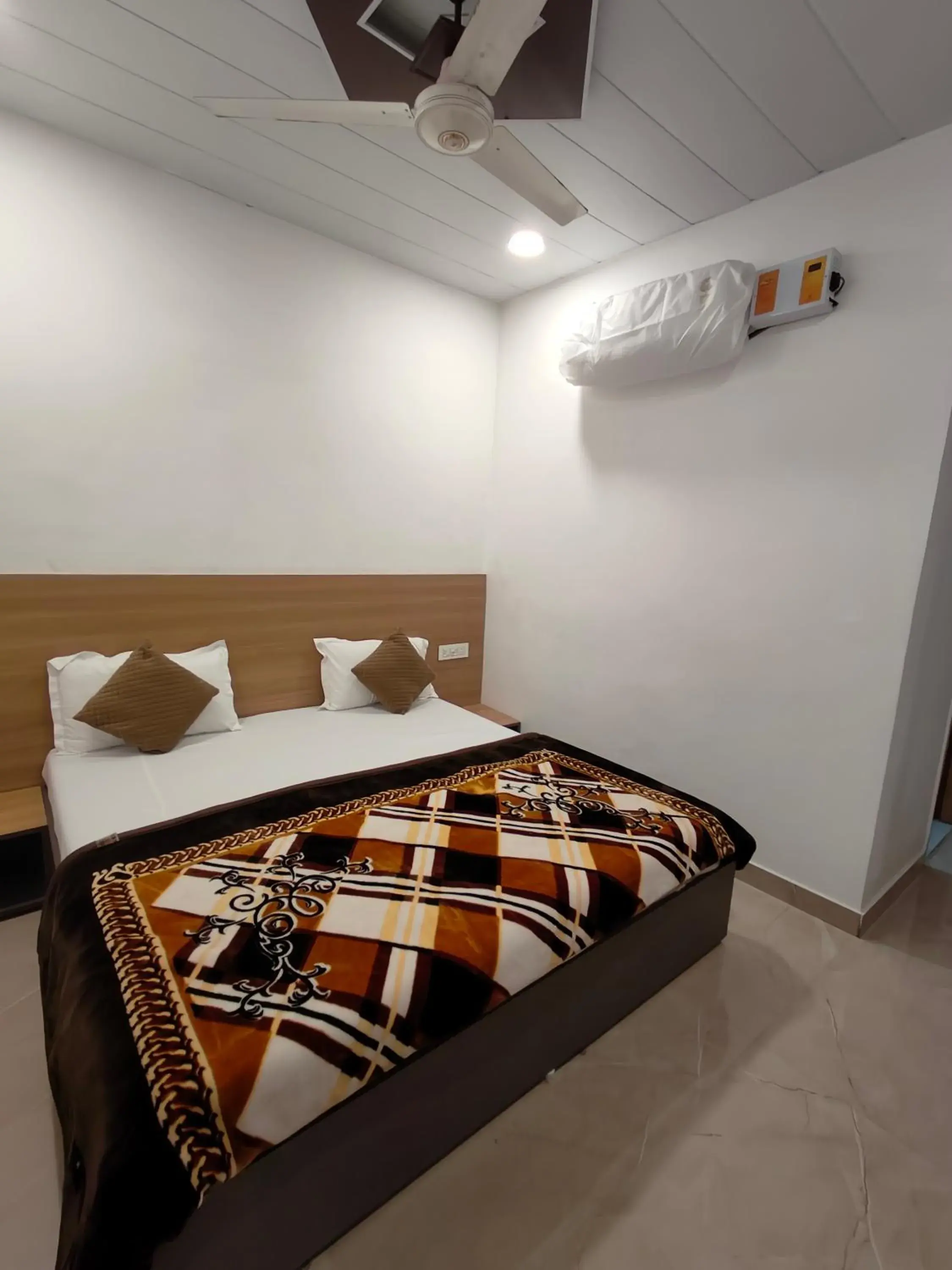 Deluxe Room in Golden Oak- 5 min walk from golden temple Deluxe Room in Golden Oak- 5 min walk from golden temple