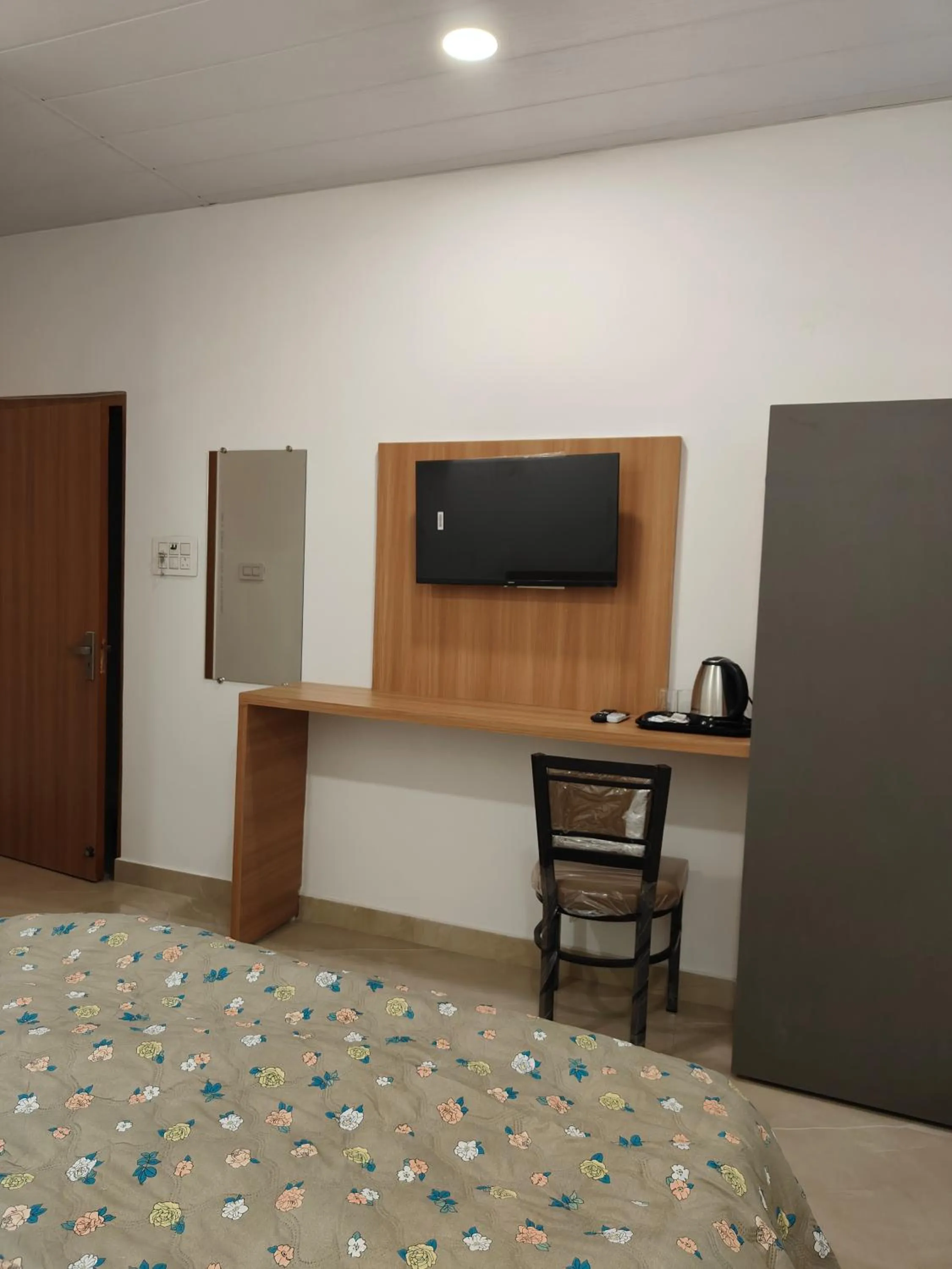 TV and multimedia, Bed in Golden Oak- 5 min walk from golden temple