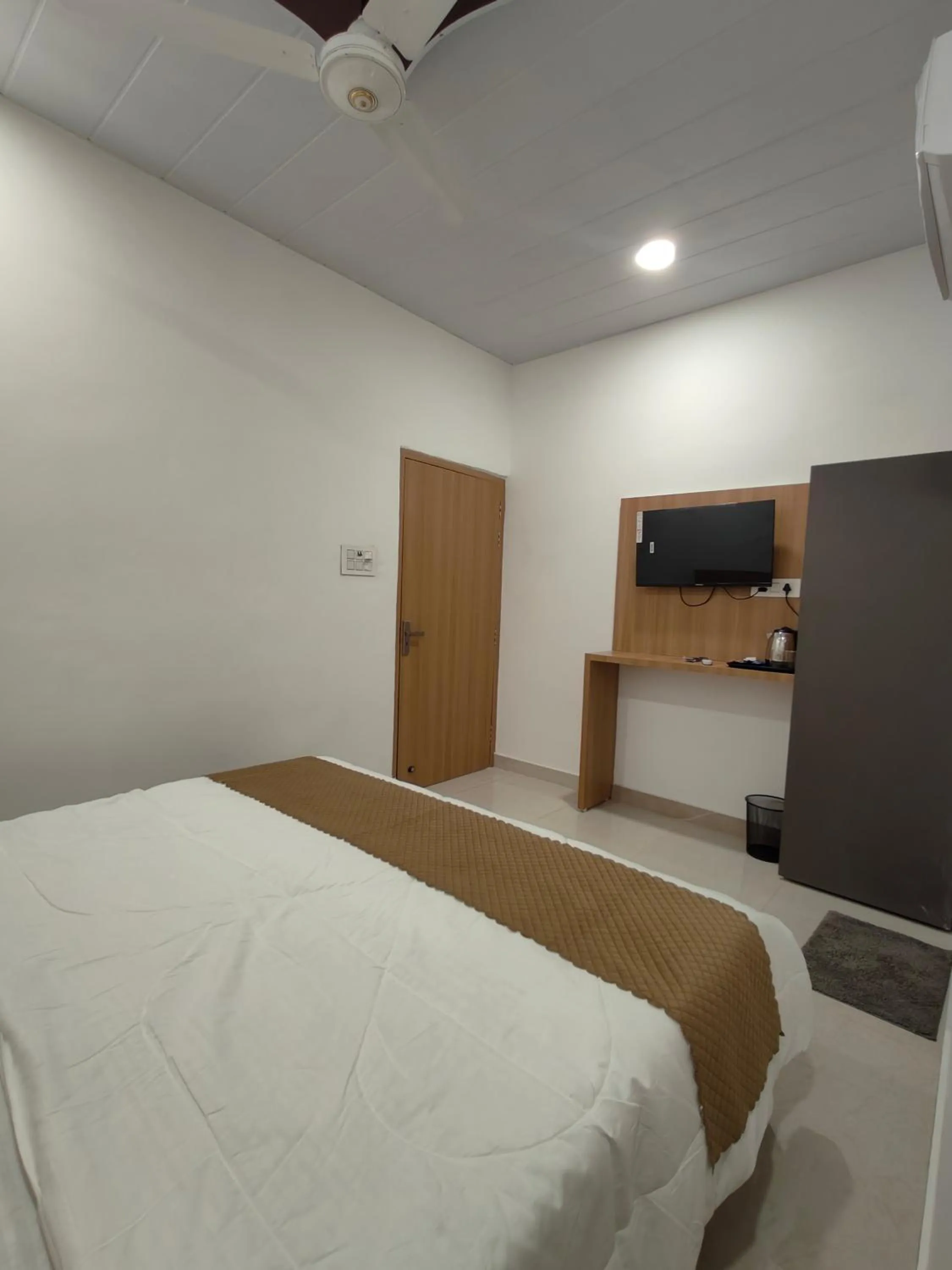 TV and multimedia, Bed in Golden Oak- 5 min walk from golden temple