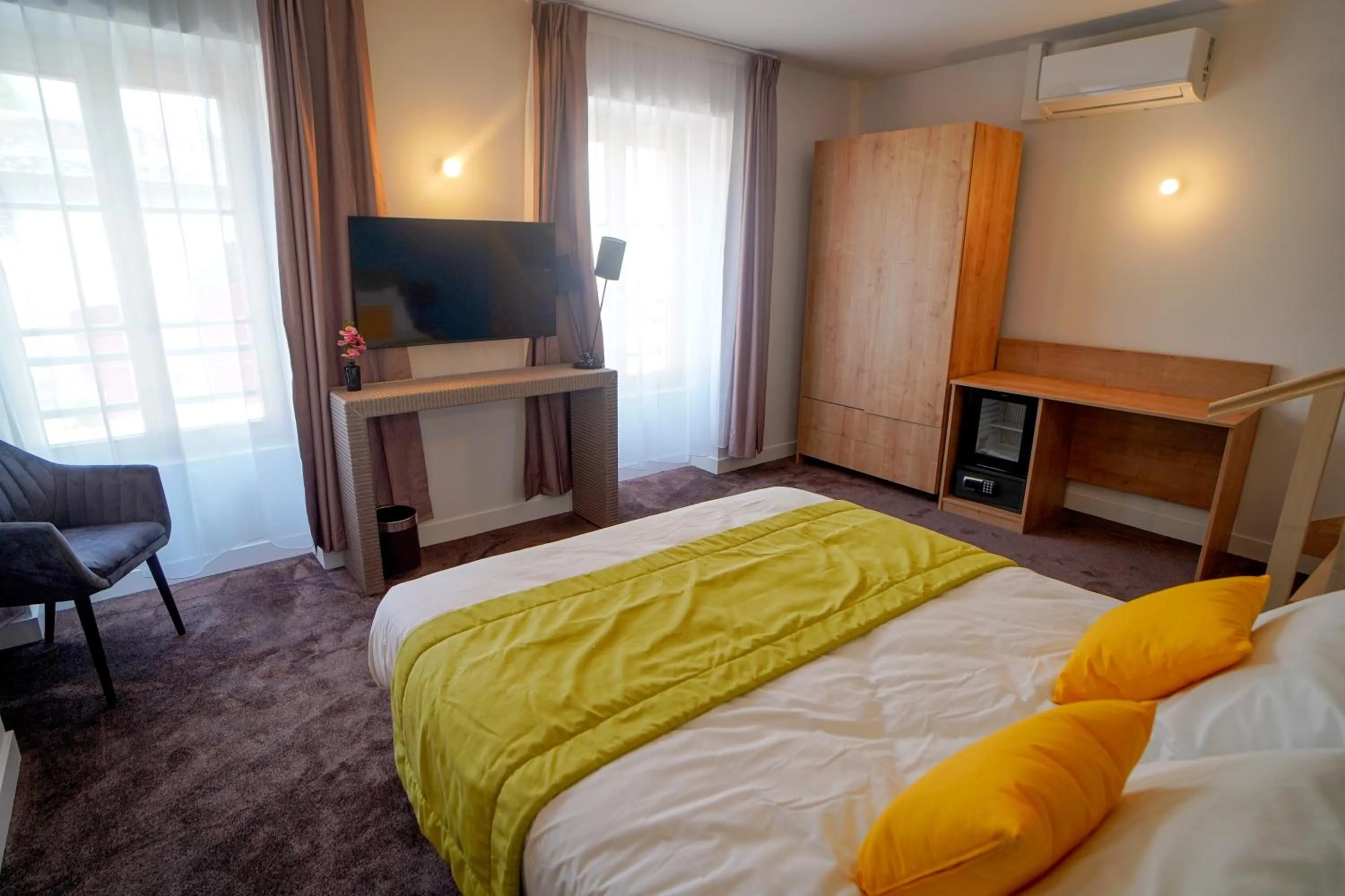 Photo of the whole room, Bed in Hôtel de la Croix Blanche