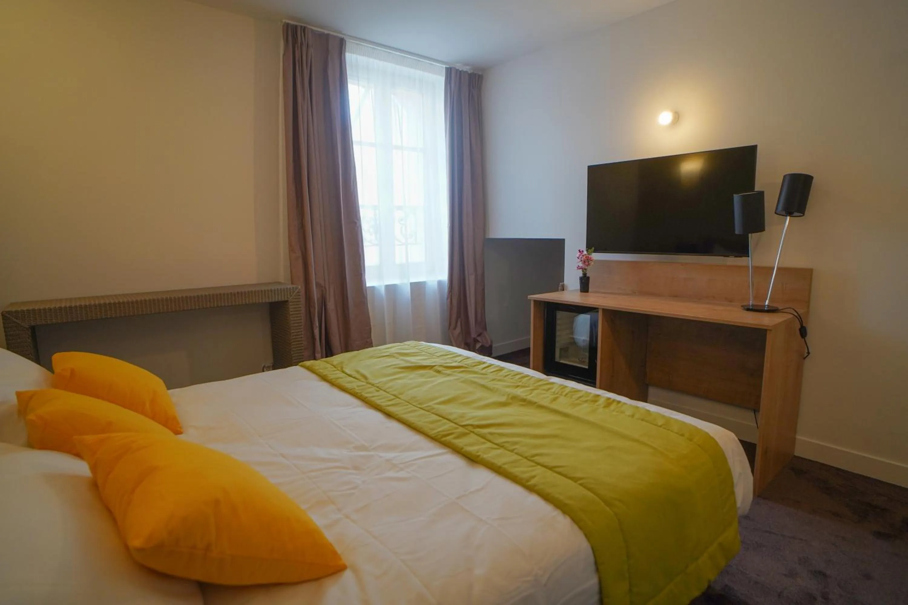 TV and multimedia, Bed in Hôtel de la Croix Blanche