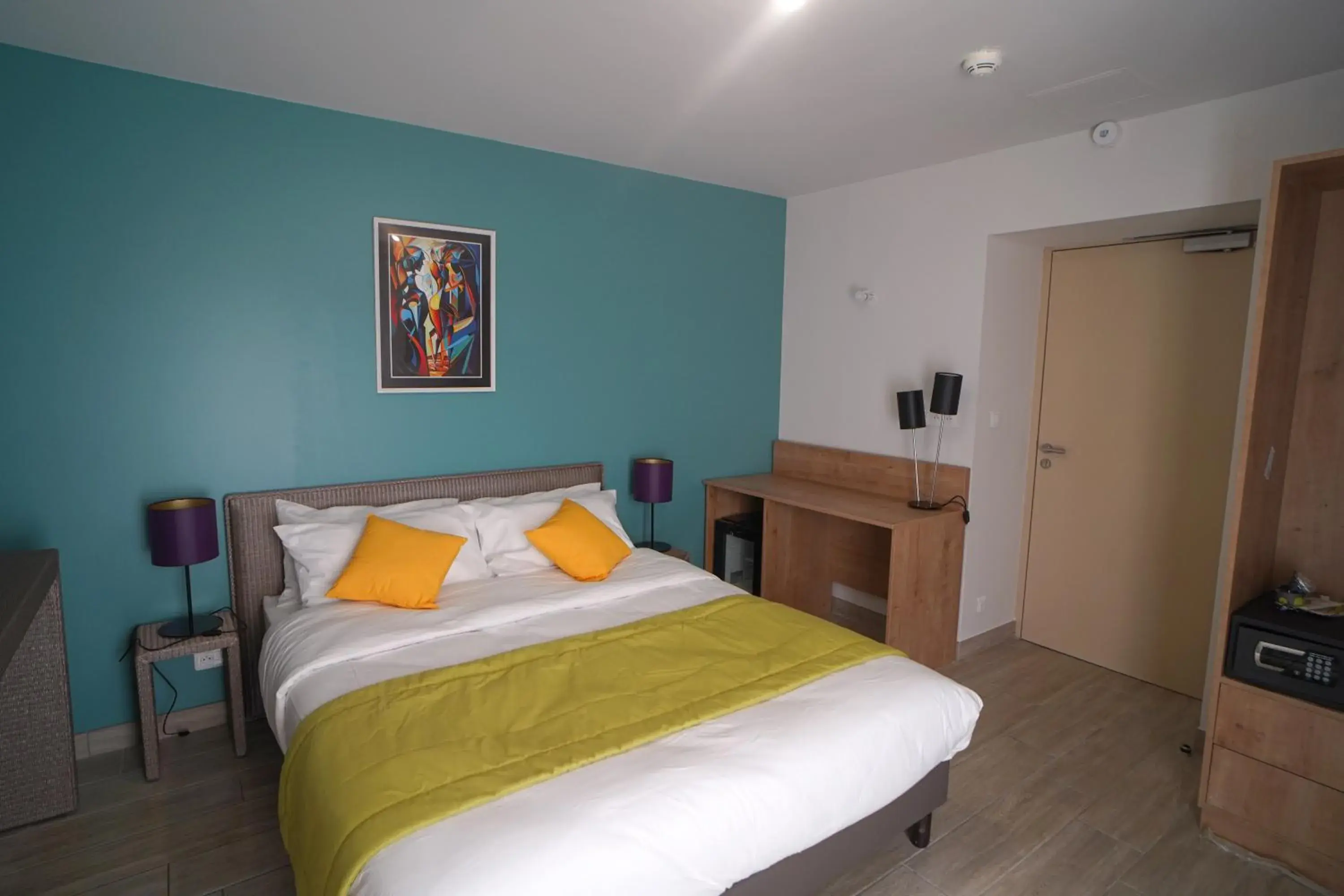 King Room with Roll-In Shower - Disability Access in Hôtel de la Croix Blanche King Room with Roll-In Shower - Disability Access in Hôtel de la Croix Blanche