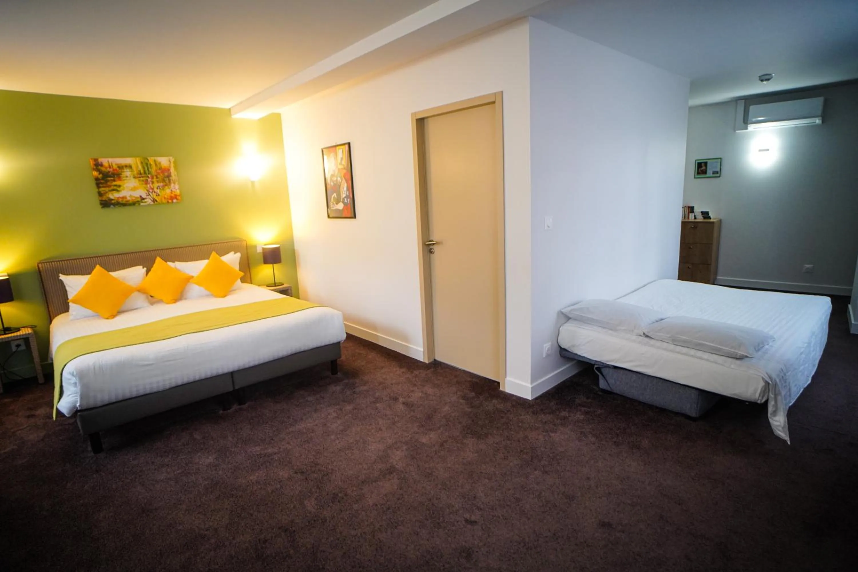 Bed in Hôtel de la Croix Blanche