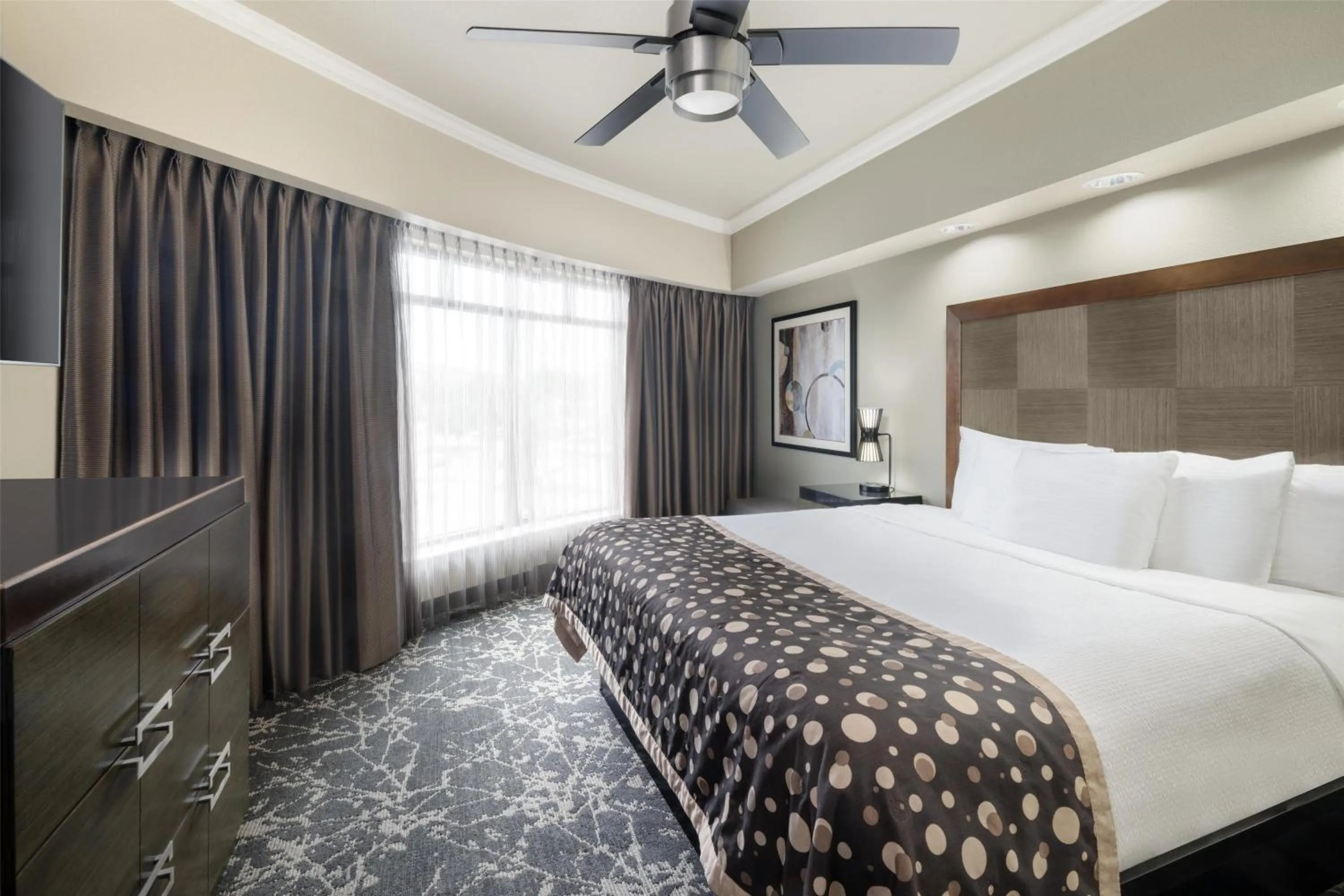 Photo of the whole room, Bed in Best Western Premier Crown Chase Inn & Suites