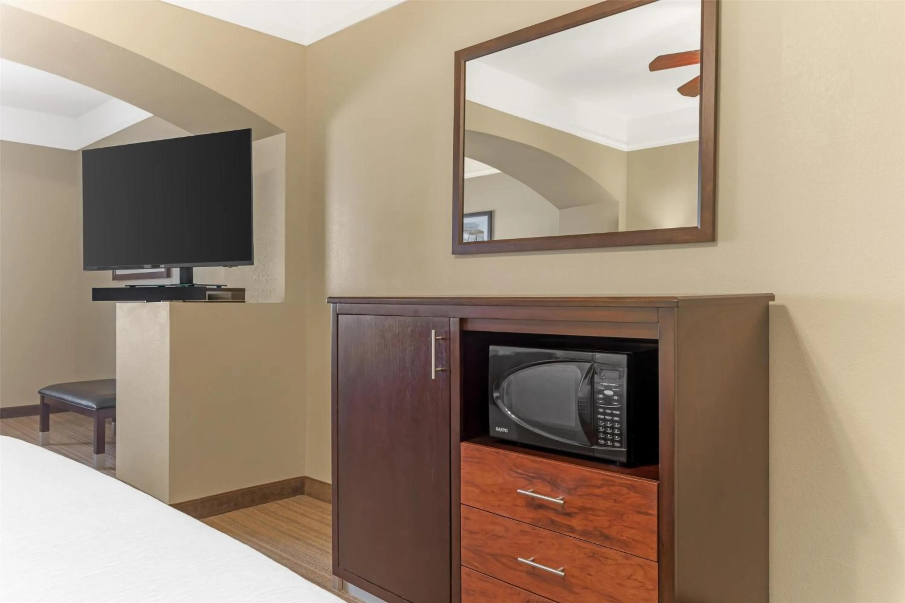 Photo of the whole room, Bed in Best Western Plus Monica Royale Inn & Suites