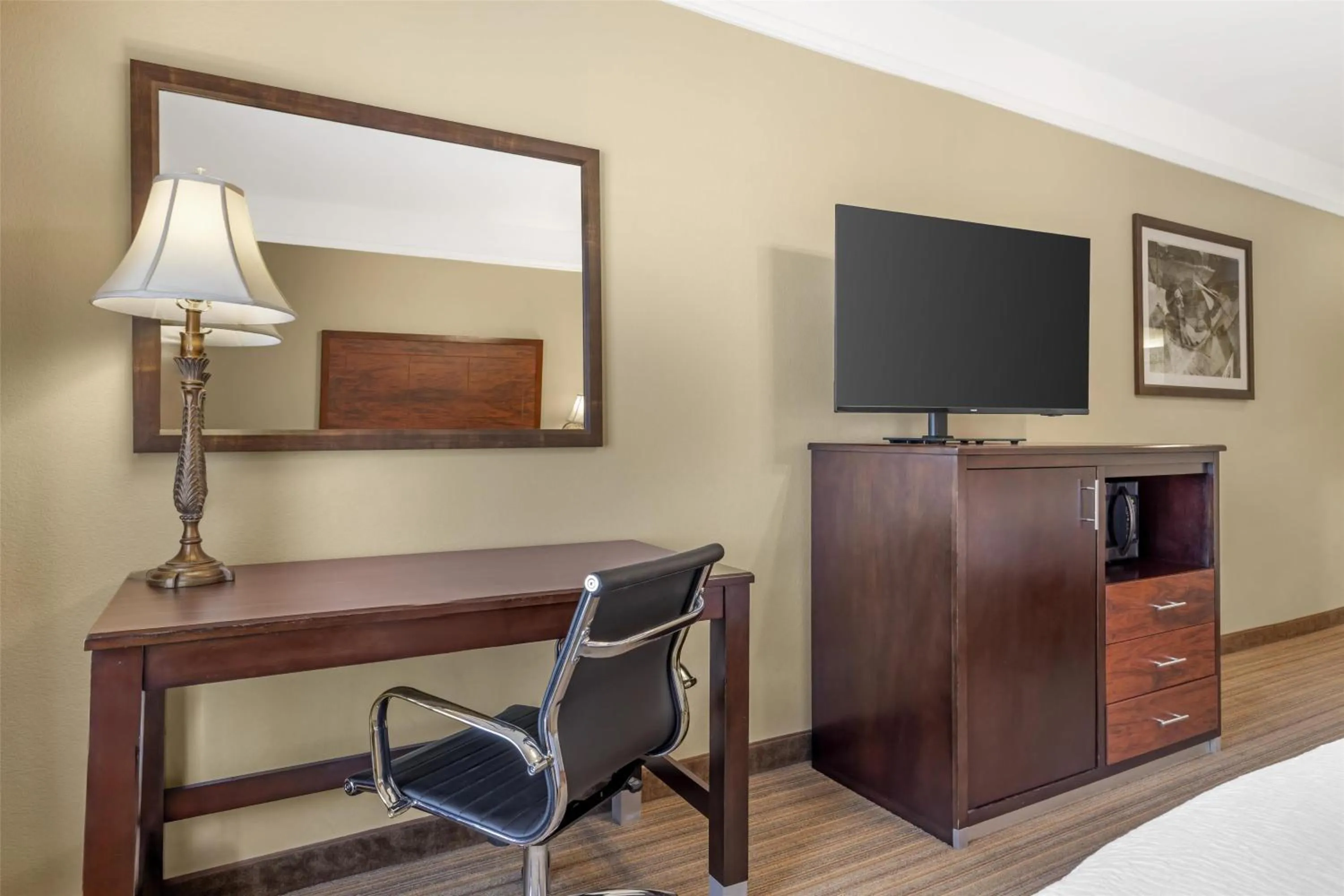 Bedroom, Bed in Best Western Plus Monica Royale Inn & Suites