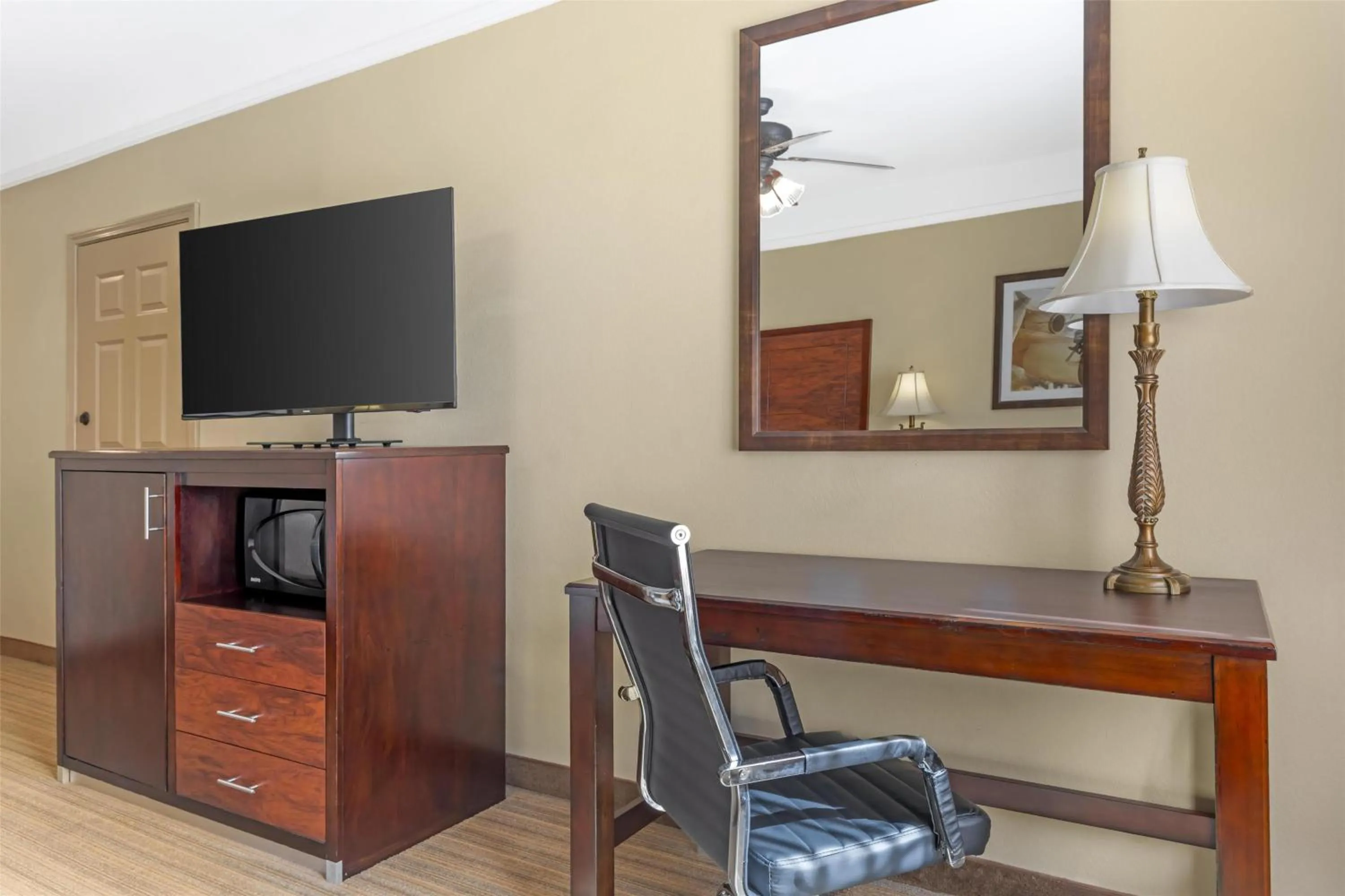 Bedroom in Best Western Plus Monica Royale Inn & Suites