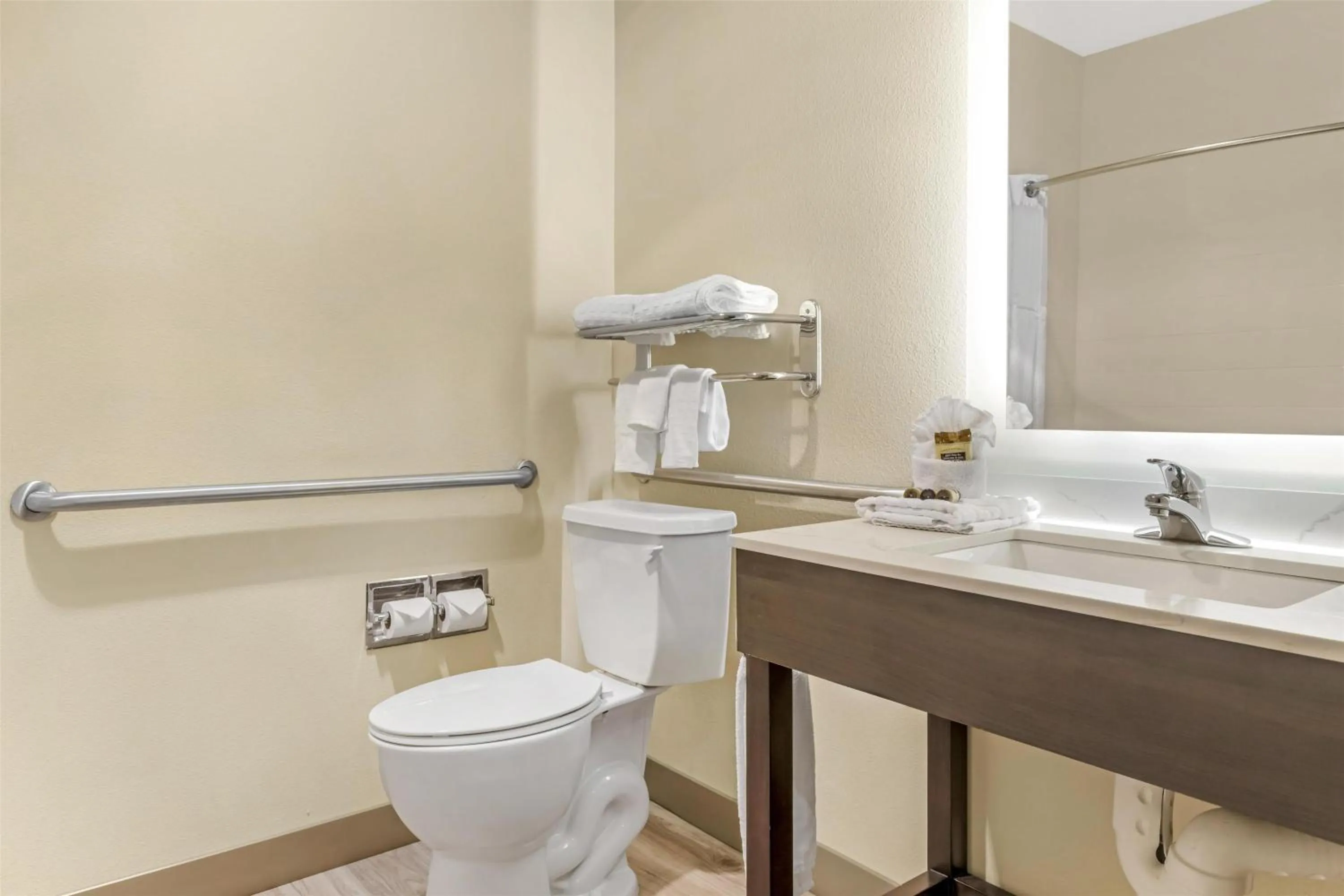 Bathroom in Best Western Plus Monica Royale Inn & Suites