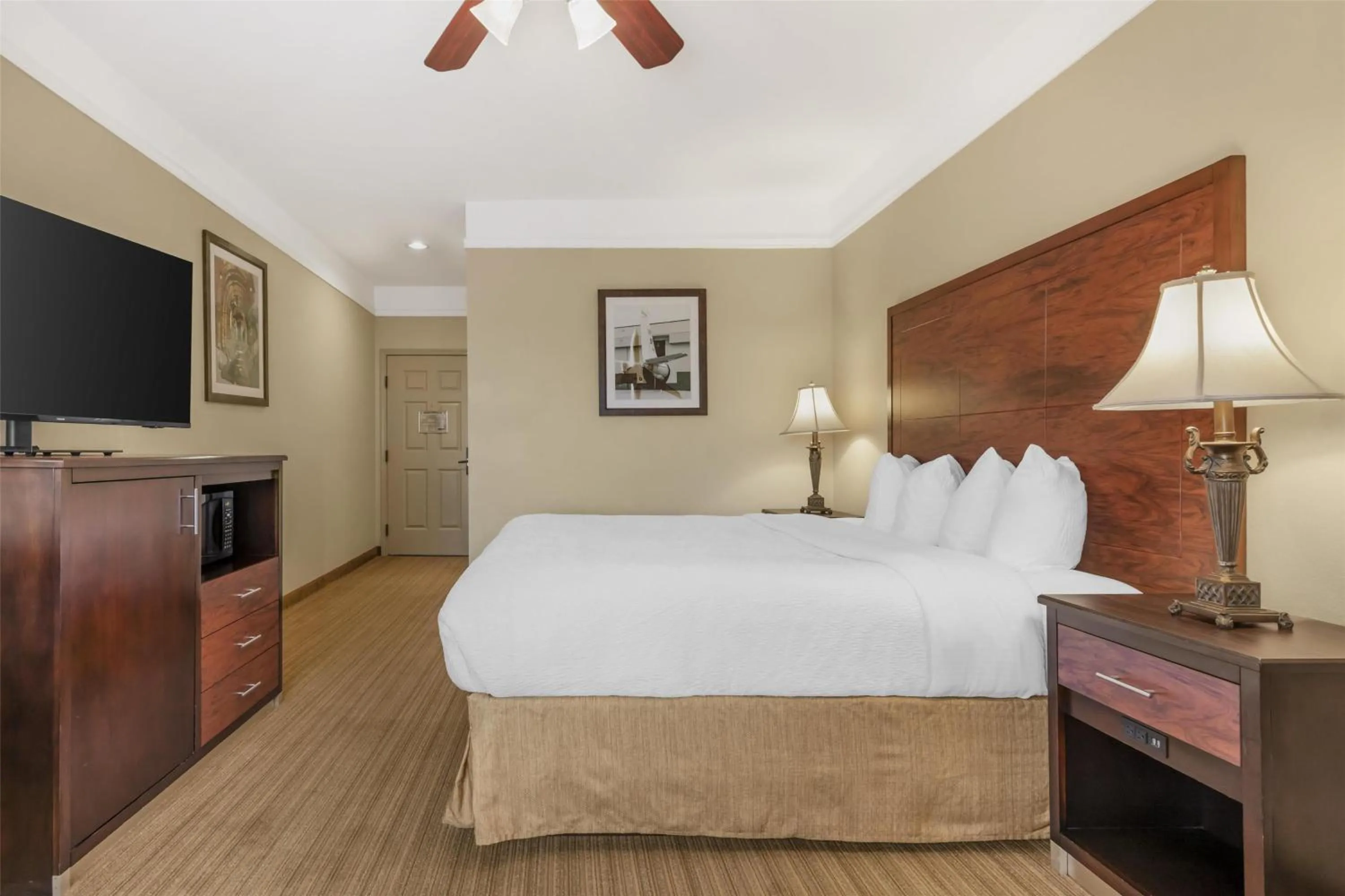 Bedroom, Bed in Best Western Plus Monica Royale Inn & Suites