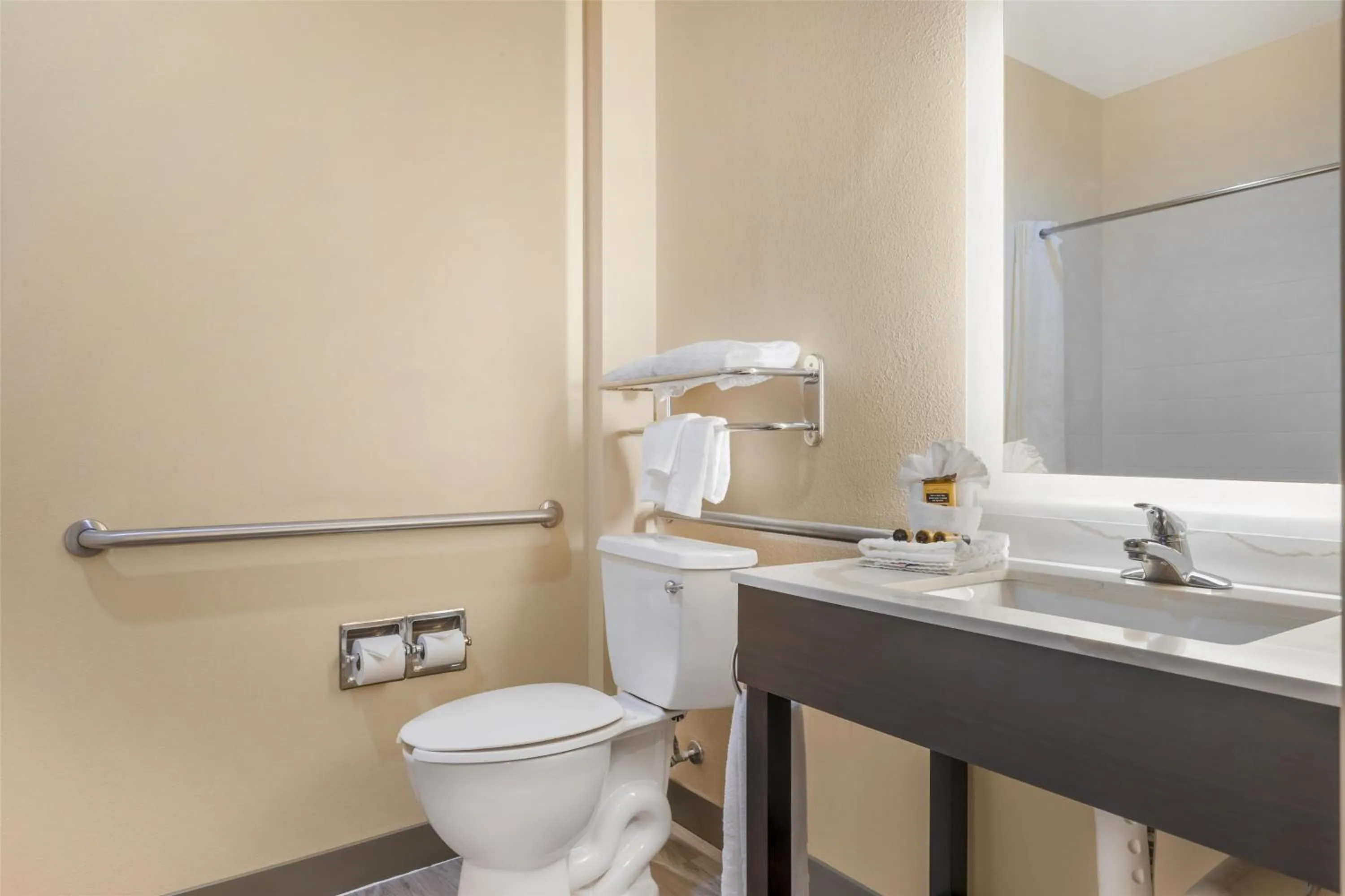 Bathroom in Best Western Plus Monica Royale Inn & Suites