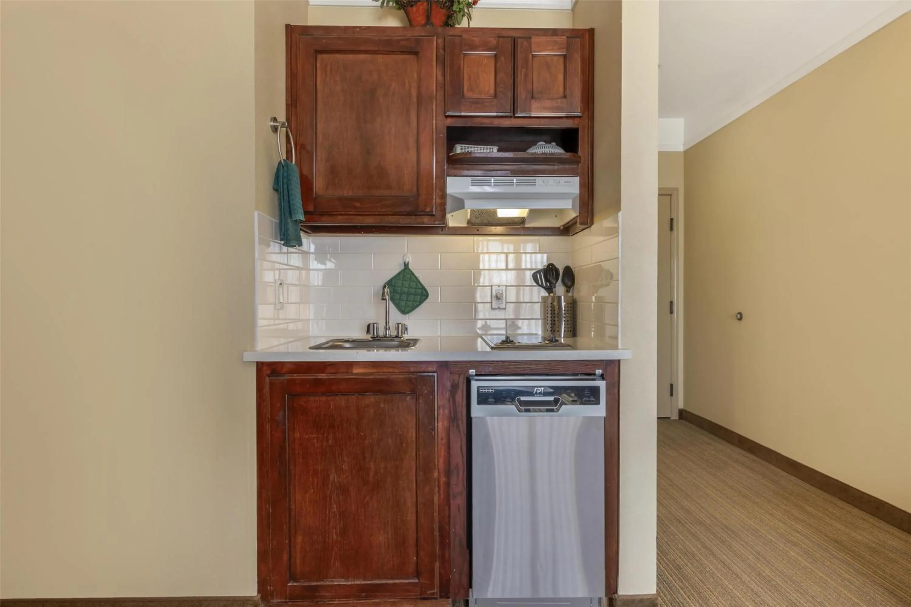 Kitchen or kitchenette in Best Western Plus Monica Royale Inn & Suites